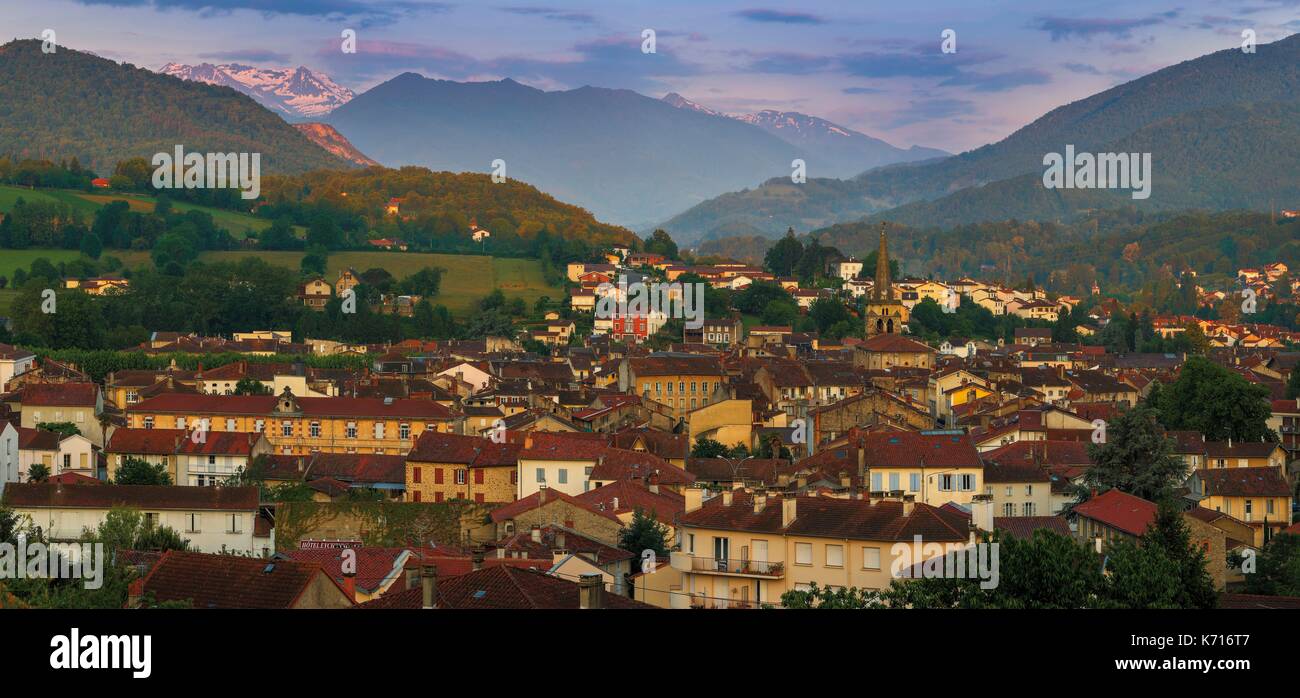 La France, l'Ariège, St Girons, vue panoramique de la ville au coucher du soleil Banque D'Images