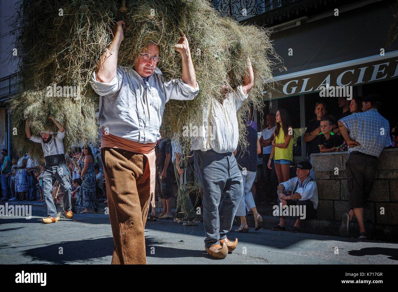 La France, l'Ariège, St Girons, autrefois le Couserans, scène de la vie rurale au cours des journées d'animations sur les anciens emplois d'antan dans le Couserans, défilé folklorique dans les rues de StGirons Banque D'Images