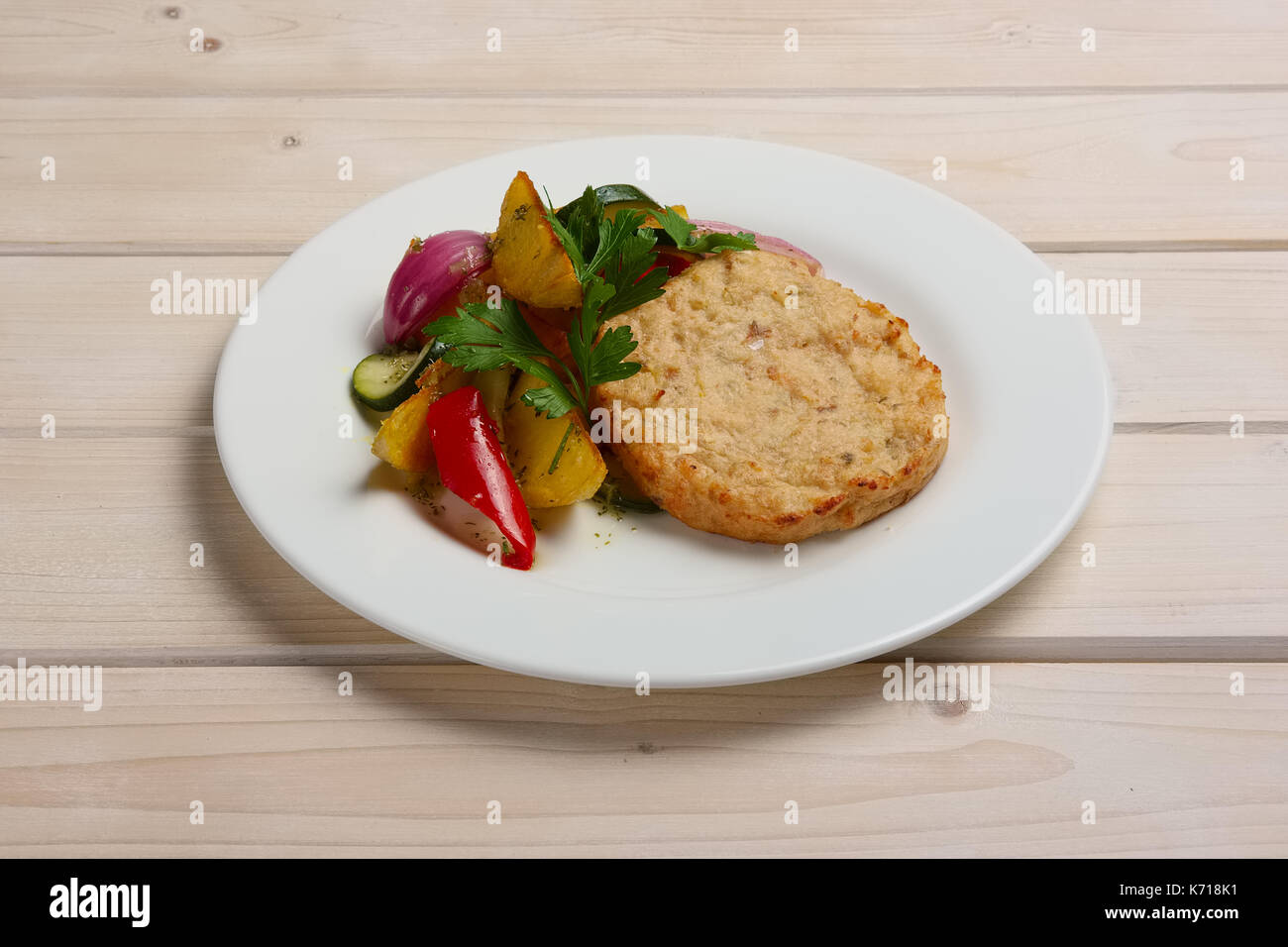 Escalope de poisson grillé avec pommes de terre, l'oignon, le poivron et la courgette Banque D'Images