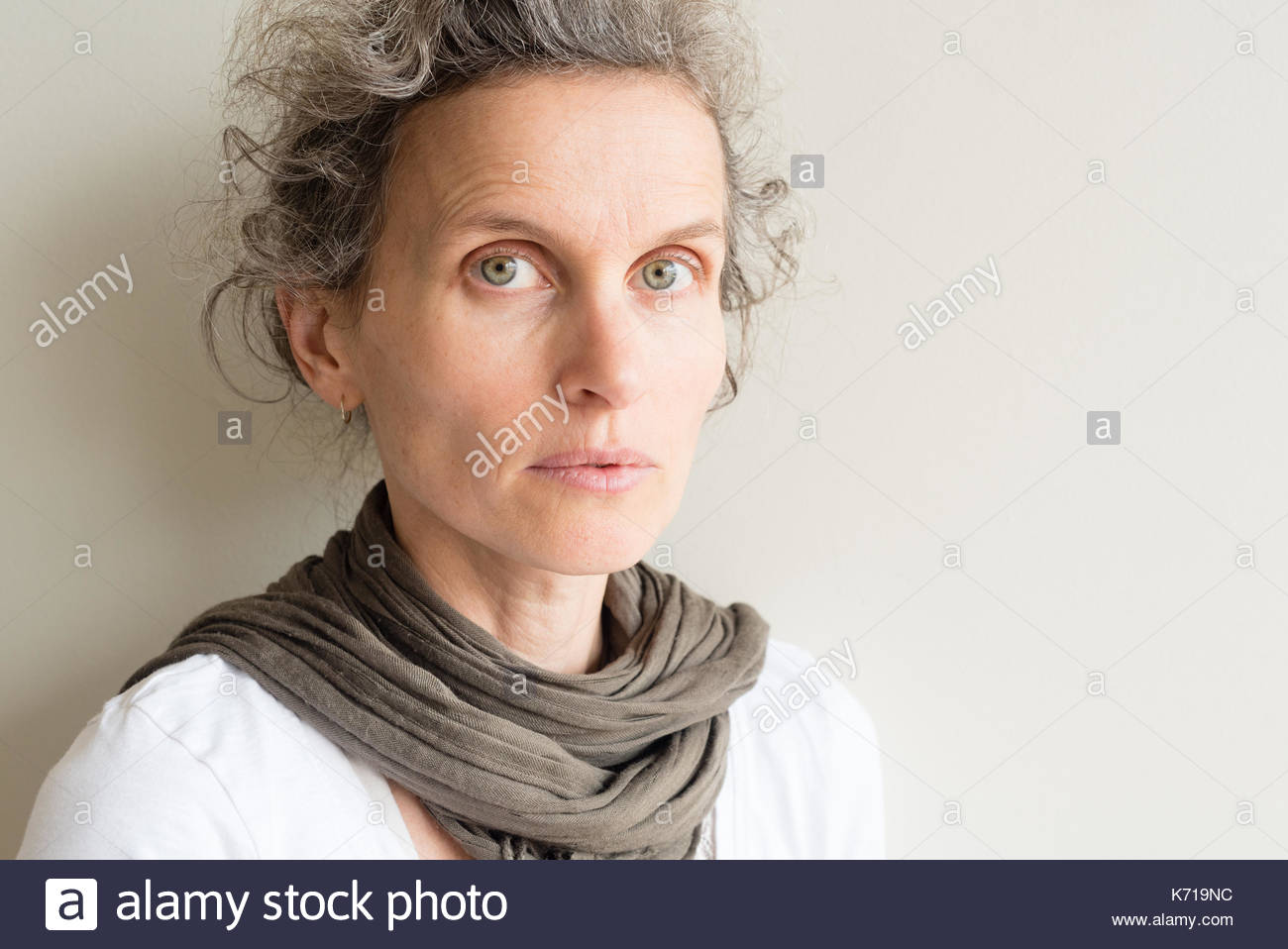 Portrait De Femme Dâge Moyen Avec Des Yeux Verts Les