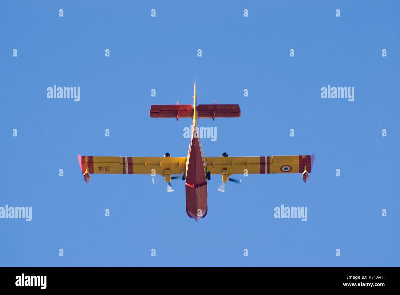 Canadair CL-415 de la force opérationnelle française de lutte contre les incendies aériens en opération pendant un incendie de forêt Banque D'Images
