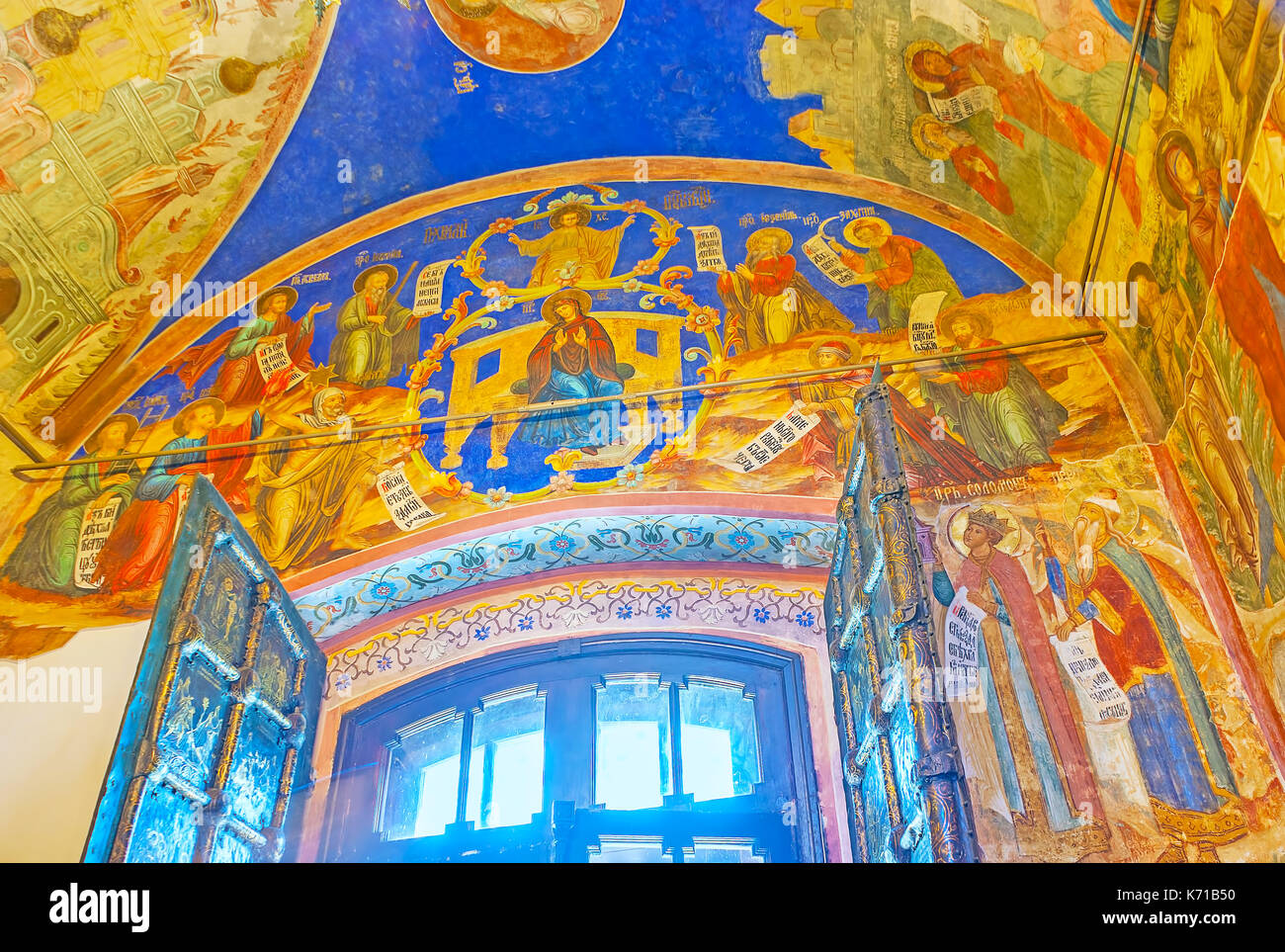 Suzdal, Russie - 1 juillet 2013 : les belles fresques avec des icônes sur la porte de la nativité cathédrale de kremlin, le 1 juillet à Souzdal. Banque D'Images