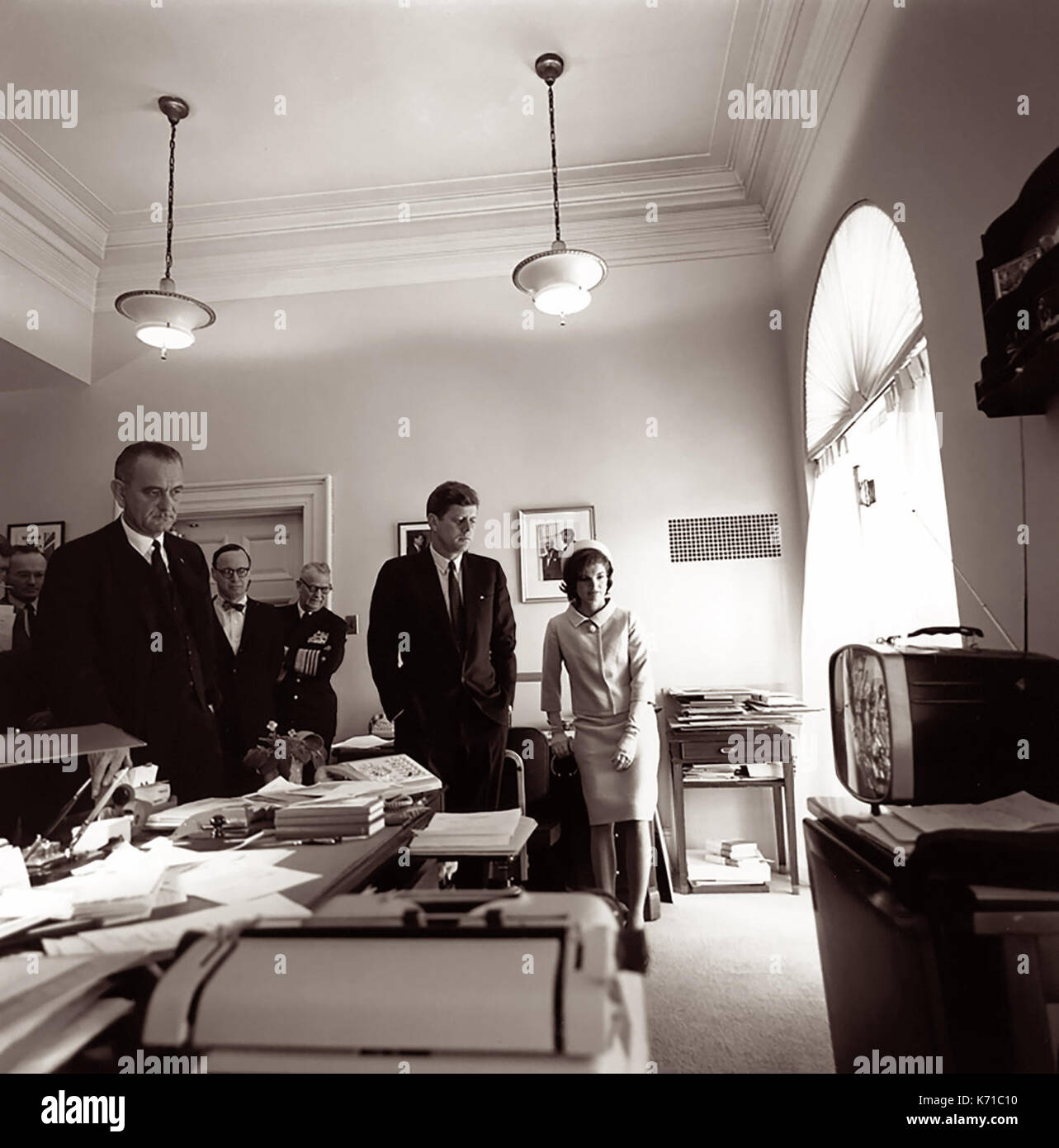 Le président John f. Kennedy regardant le décollage du premier américain dans l'espace, l'astronaute Alan Shepard b., jr., le 5 mai 1961. également sur la photo (l-r) sont vice-président Johnson, Arthur Schlesinger, adm., Arleigh Burke et Mme. Kennedy à côté de son mari. photo par Cecil stoughton dans le bureau du secrétaire du président à la maison blanche. Banque D'Images