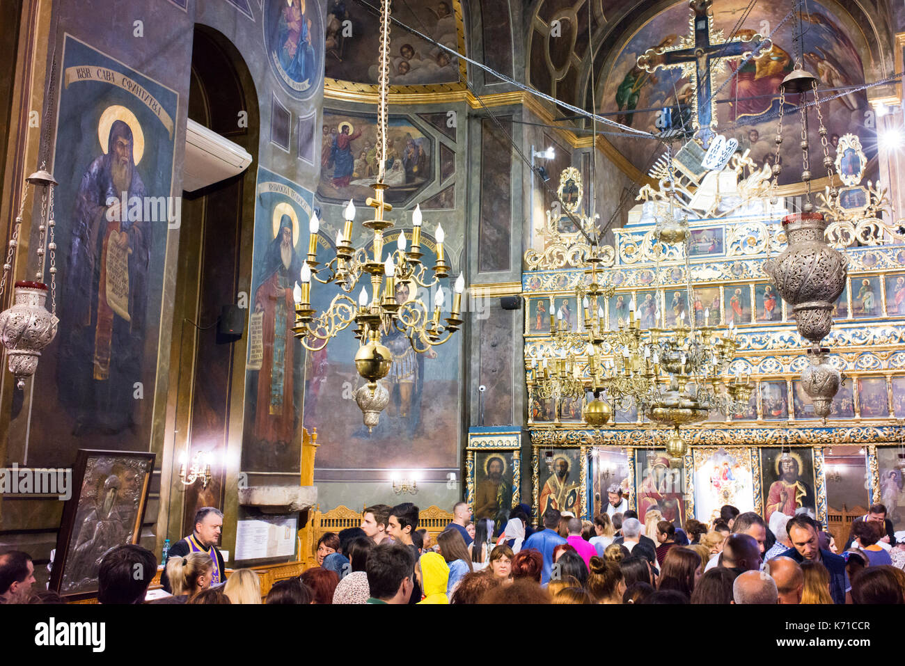 Foules à l'intérieur de l'église Saint-Antoine, également connue sous le nom d'église de l'Annonciation Banque D'Images