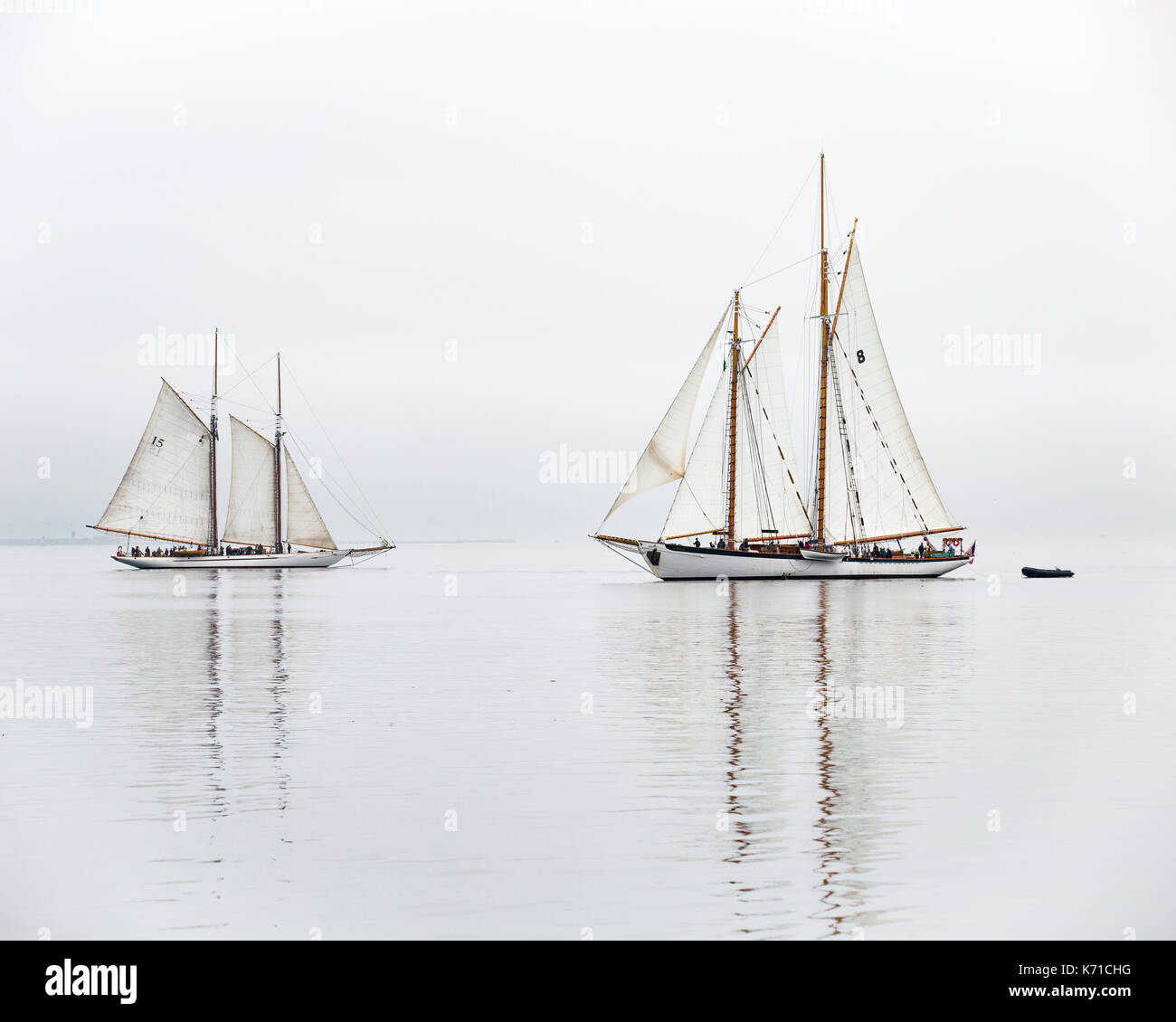 Bateau à voile, voilier location de goélette en bois, Port Townsend, Washington. Bateau à voile Adventuress et zodiaque dans le brouillard. Banque D'Images