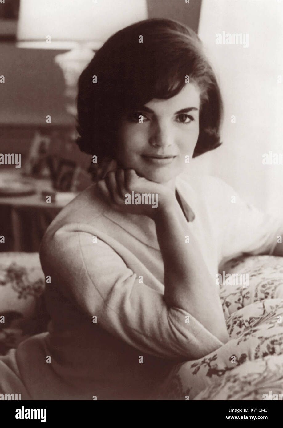 Première dame Jacqueline Bouvier Kennedy, épouse du président John F. Kennedy, dans un portrait de la Maison Blanche de Mark Shaw en 1961. Banque D'Images