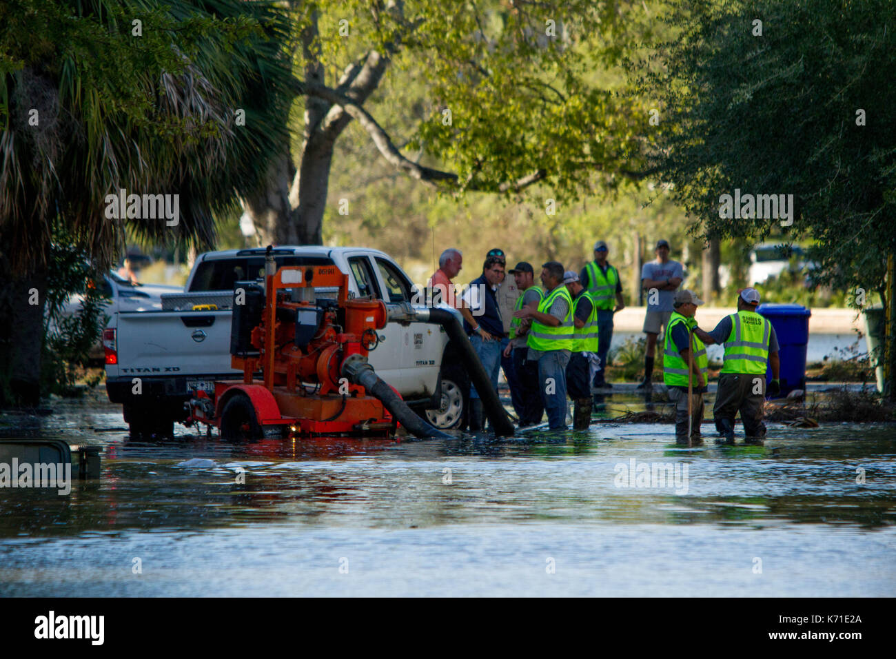 L'eau de la pompe d'équipages de la rue et le système de drainage à Charleston, SC, à la suite de l'ouragan l'IRMA, le mardi 12 septembre 2017. Banque D'Images