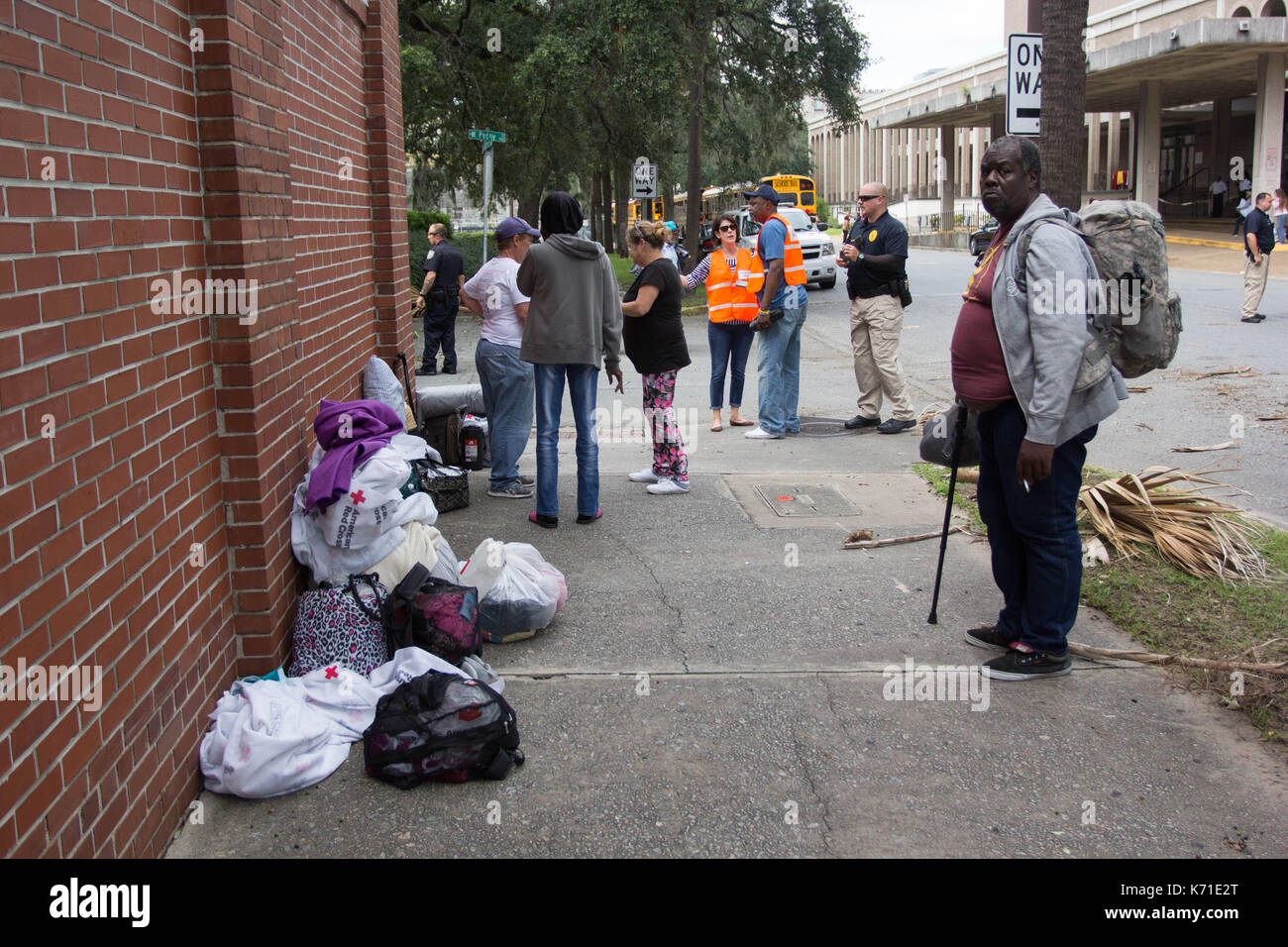 Les résidents des communautés évacuées à Savannah, GA arrivent à un centre de re-routage pour finalement être pris dans leur maison après l'ouragan irma, les aut Banque D'Images