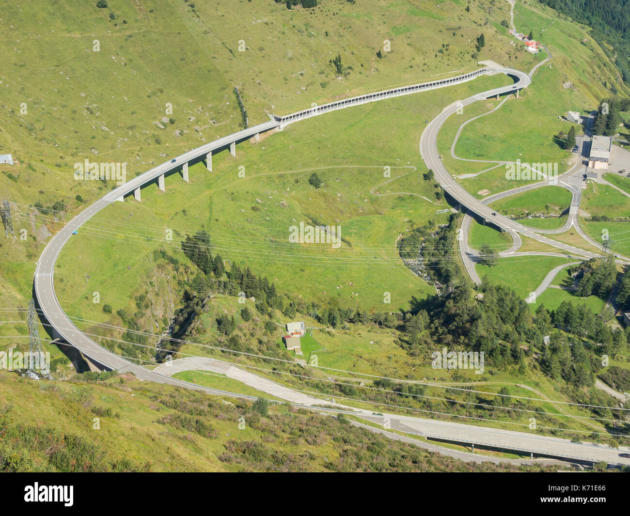 Les virages de montagne et d'intersections que créer de belles formes. route de Col du Gotthard, Suisse Banque D'Images