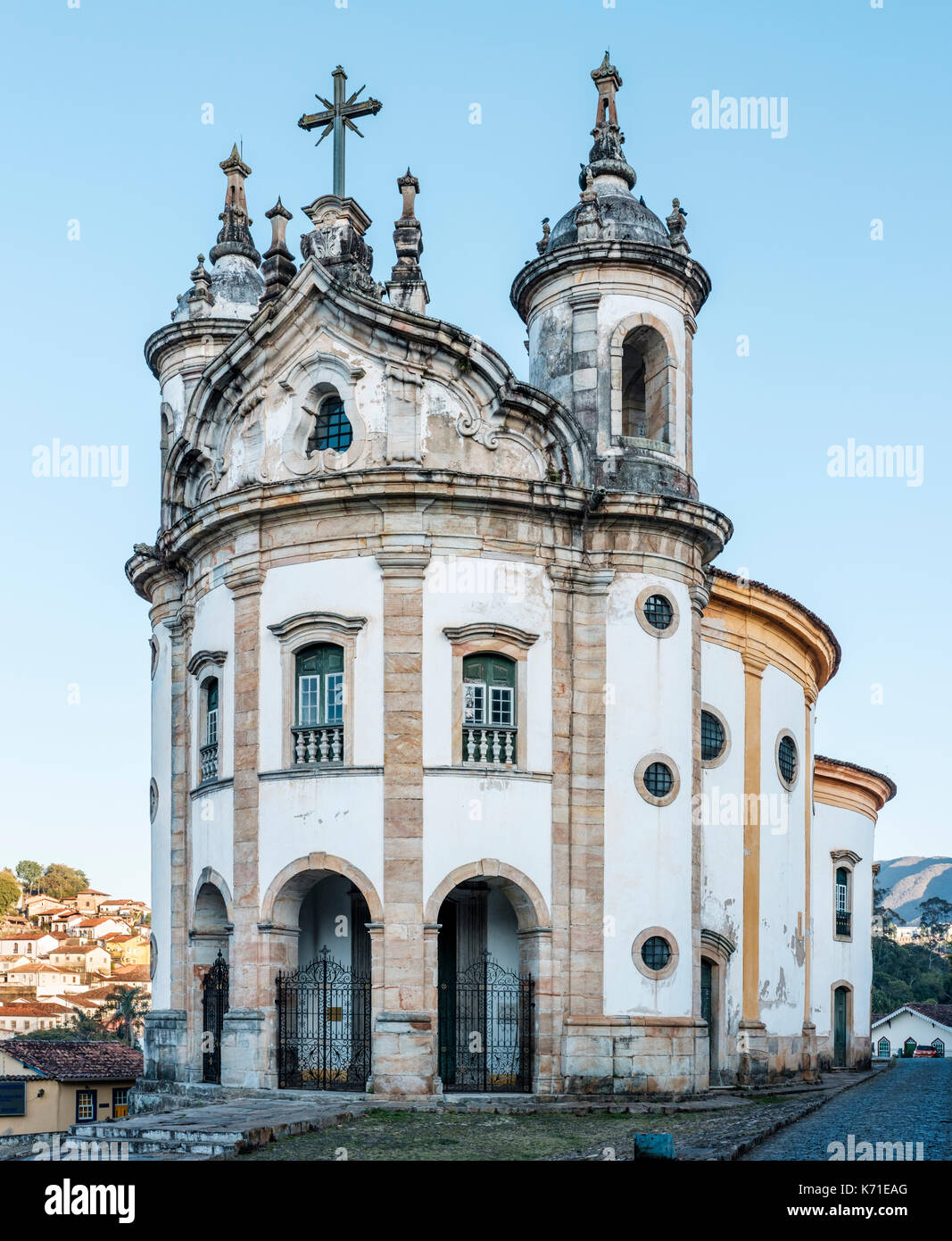 Façade, vue extérieure de l'église Nossa Senhora do Rosario, exemple d'architecture baroque et coloniale à Ouro Preto, Minas Gerais, Brésil. Banque D'Images