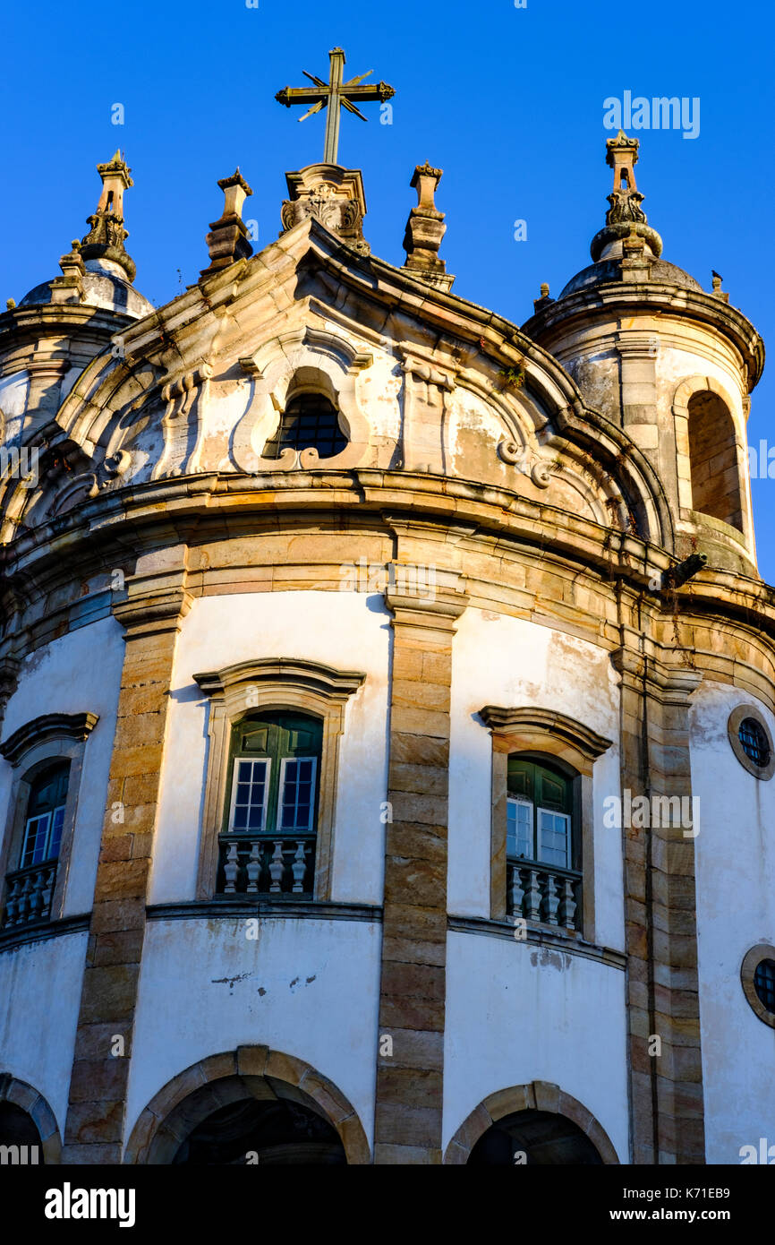 Façade, vue extérieure de l'église Nossa Senhora do Rosario, exemple d'architecture baroque et coloniale à Ouro Preto, Minas Gerais, Brésil. Banque D'Images Façade, vue extérieure de l'église Nossa Senhora do Rosario, exemple d'architecture baroque et coloniale à Ouro Preto, Minas Gerais, Brésil. Banque D'Images