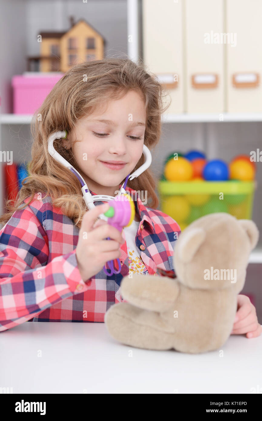 Cute little girl playing nurse Banque D'Images