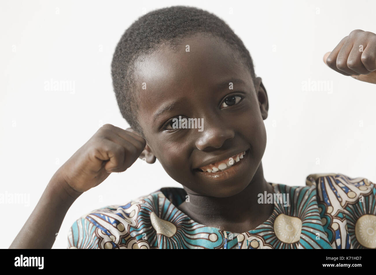 Heureux enfant africain excité avec ses mains en l'air, isolated on white Banque D'Images