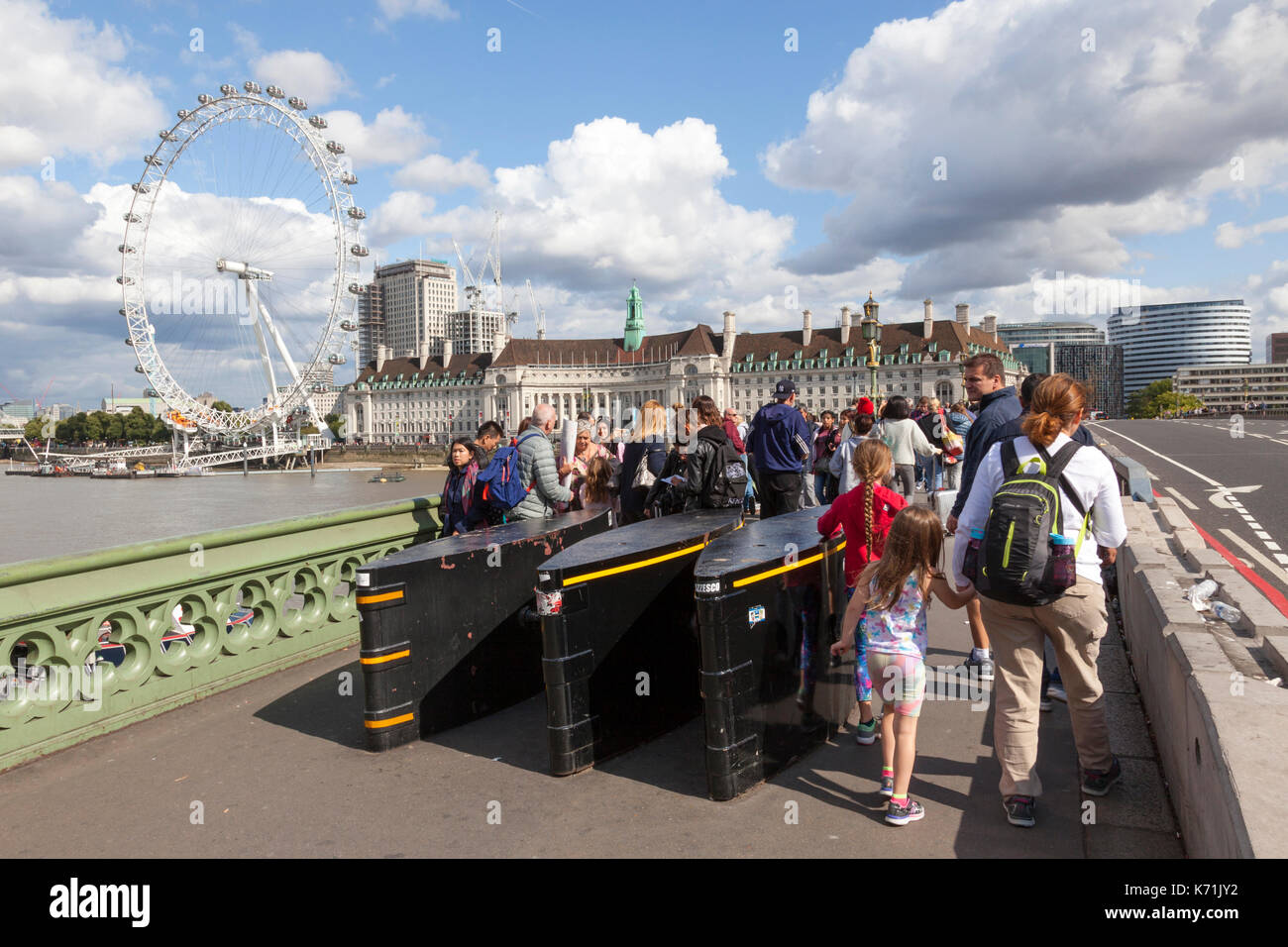 Barrières protégeant les piétons sur le pont de Westminster, Londres, Angleterre, Royaume-Uni Banque D'Images