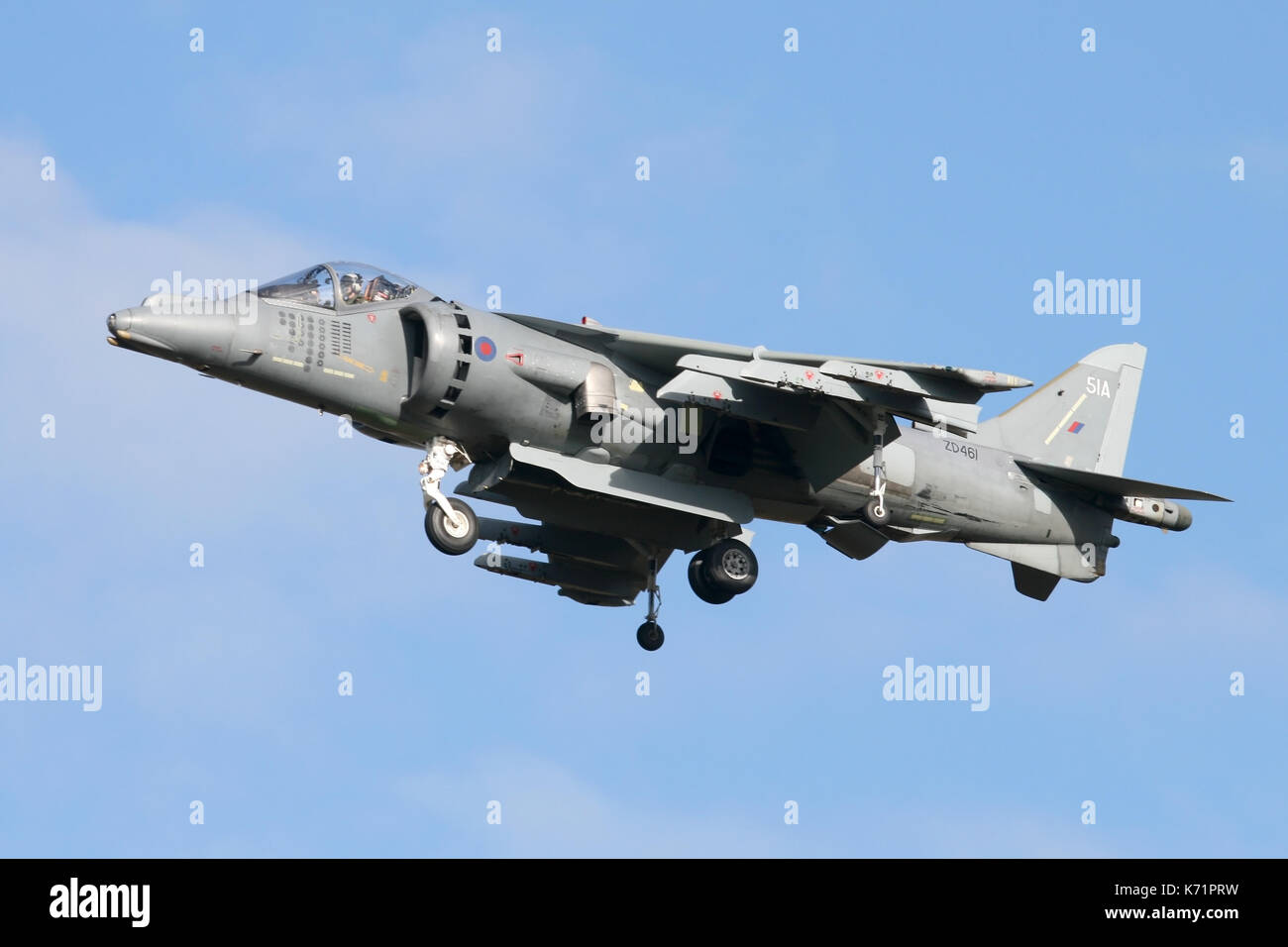 Un Harrier de la RAF Cottesmore en vol stationnaire au-dessus suite à la révision et au cours d'un vol d'essai. L'appareil affiche les marques de service de la mission en Afghanistan. Banque D'Images