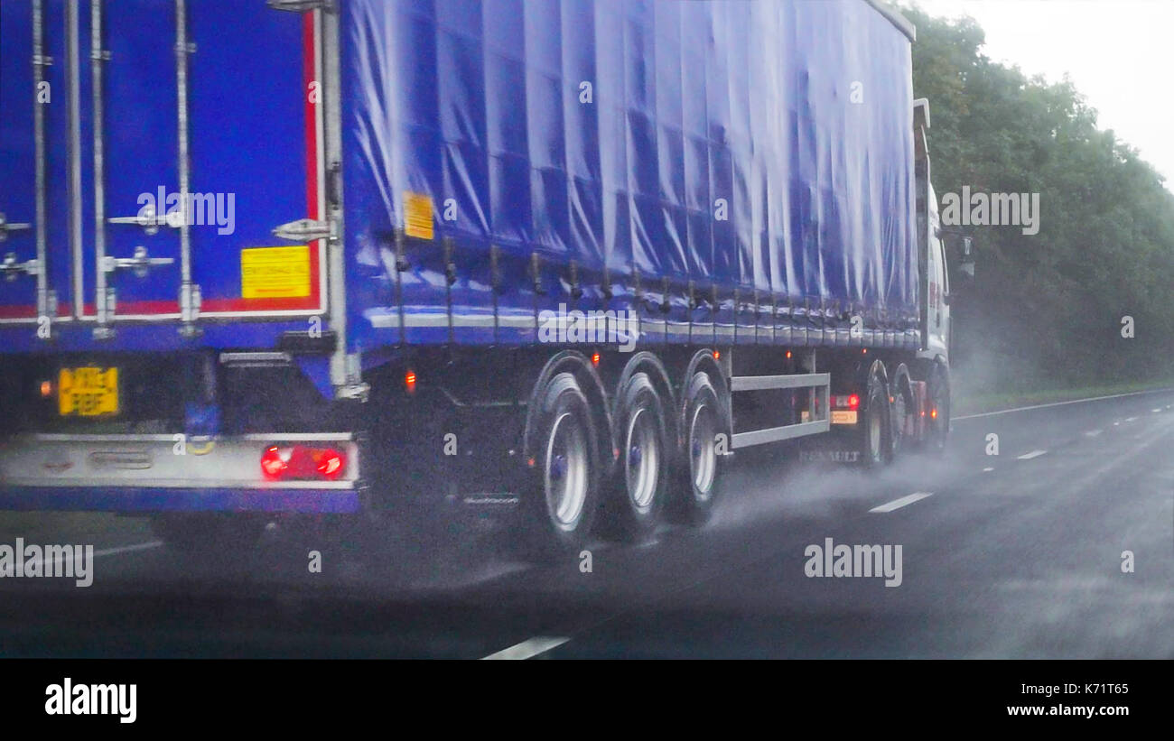 Venant de pulvérisation de lorry qui transitent par de fortes pluies sur l'A64 yorkshire leeds united kingdom Banque D'Images