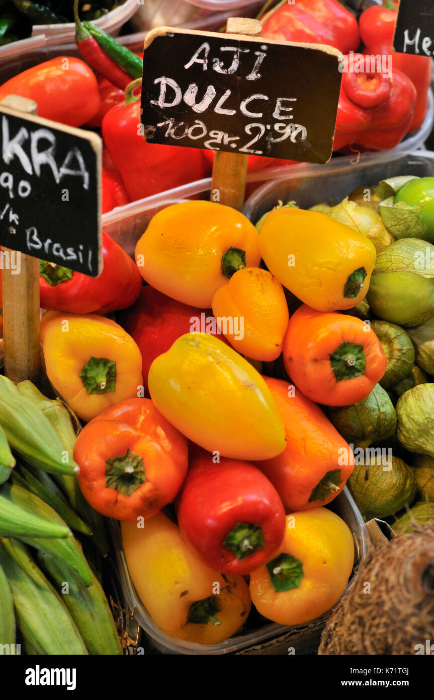 Les chefs de l'agneau au marché La Boqueria, Barcelone. La Catalogne, Espagne Banque D'Images