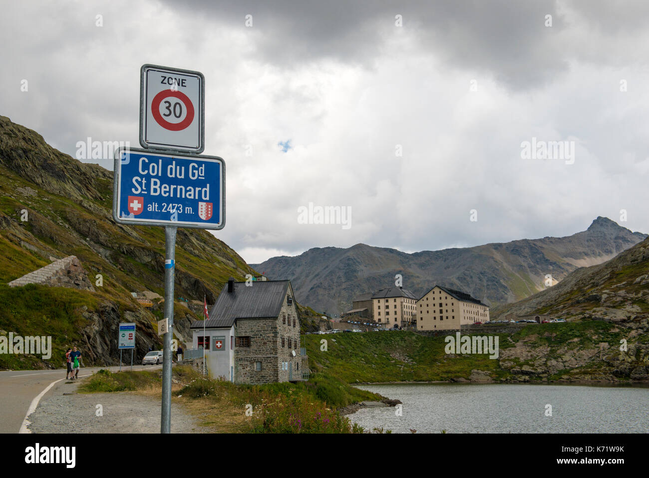 Saint Bernard pass avec road sign, italie Banque D'Images