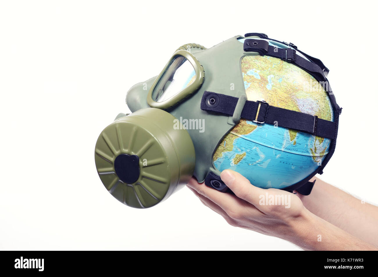 La pollution de la terre et de l'environnement mondial, globe concept avec masque à gaz isolé Banque D'Images