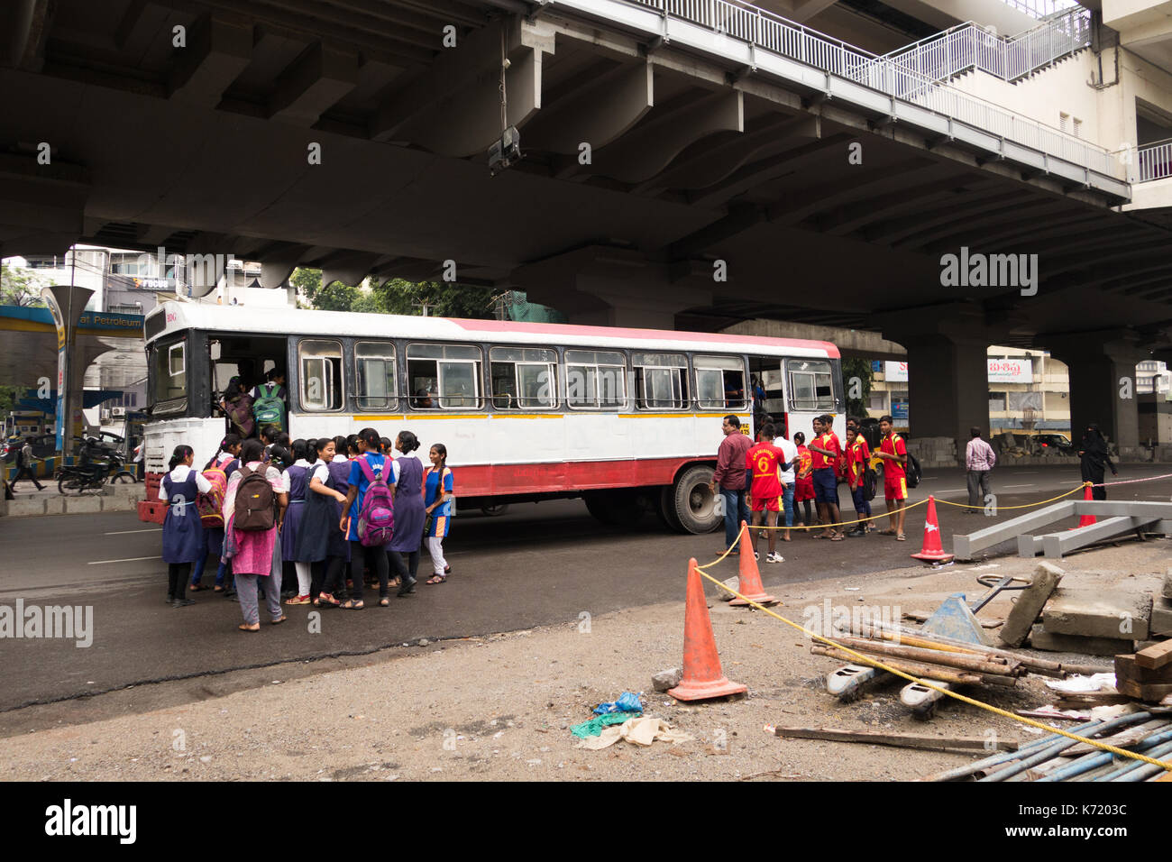 Hyderabad, Inde 14ème septembre,2017. les filles et les garçons de l'école indienne de bord d'un autobus de ville à côté d'un métro dans les entrées séparées dans hyderbaad,Inde.sanjay borra/Alamy news Banque D'Images