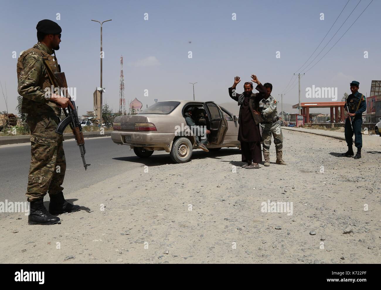 Ghazni. 14Th sep 2017. un agent de sécurité afghan vérifie un véhicule à un poste de contrôle de sécurité dans la province de Ghazni, en afghanistan, sept.14, 2017. un chef de police de district avec deux de ses gardes du corps ont été tués en tant que leur véhicule est passé sur une mine terrestre dans jaghato district de l'Est de l'Afghanistan, la province de Ghazni jeudi. crédit : Sayed mominzadah/Xinhua/Alamy live news Banque D'Images