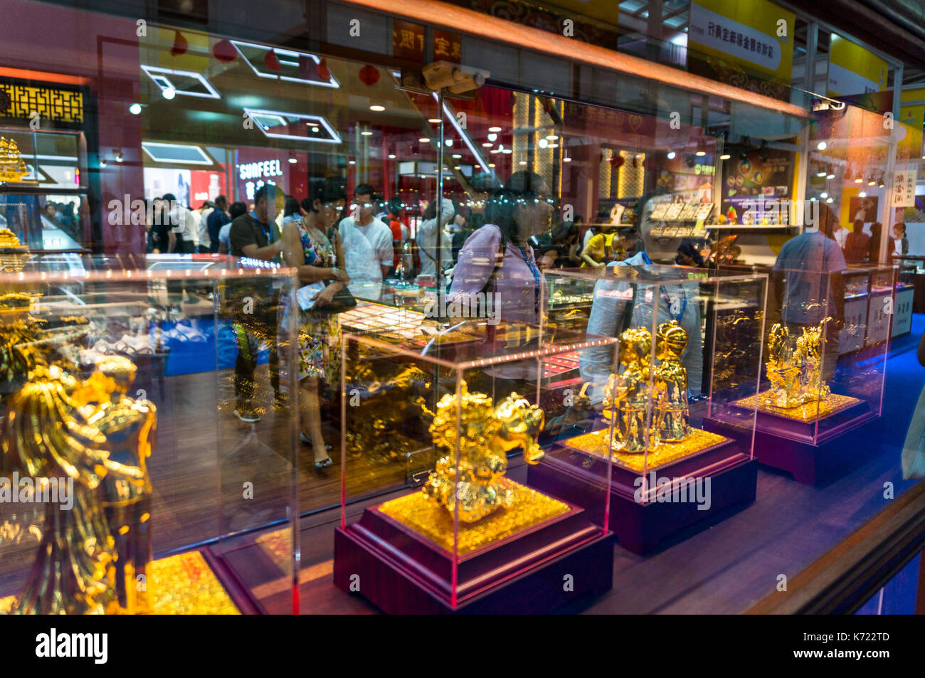 Visiteurs et exposants à Shenzhen 2017 Jewellery Fair. Banque D'Images