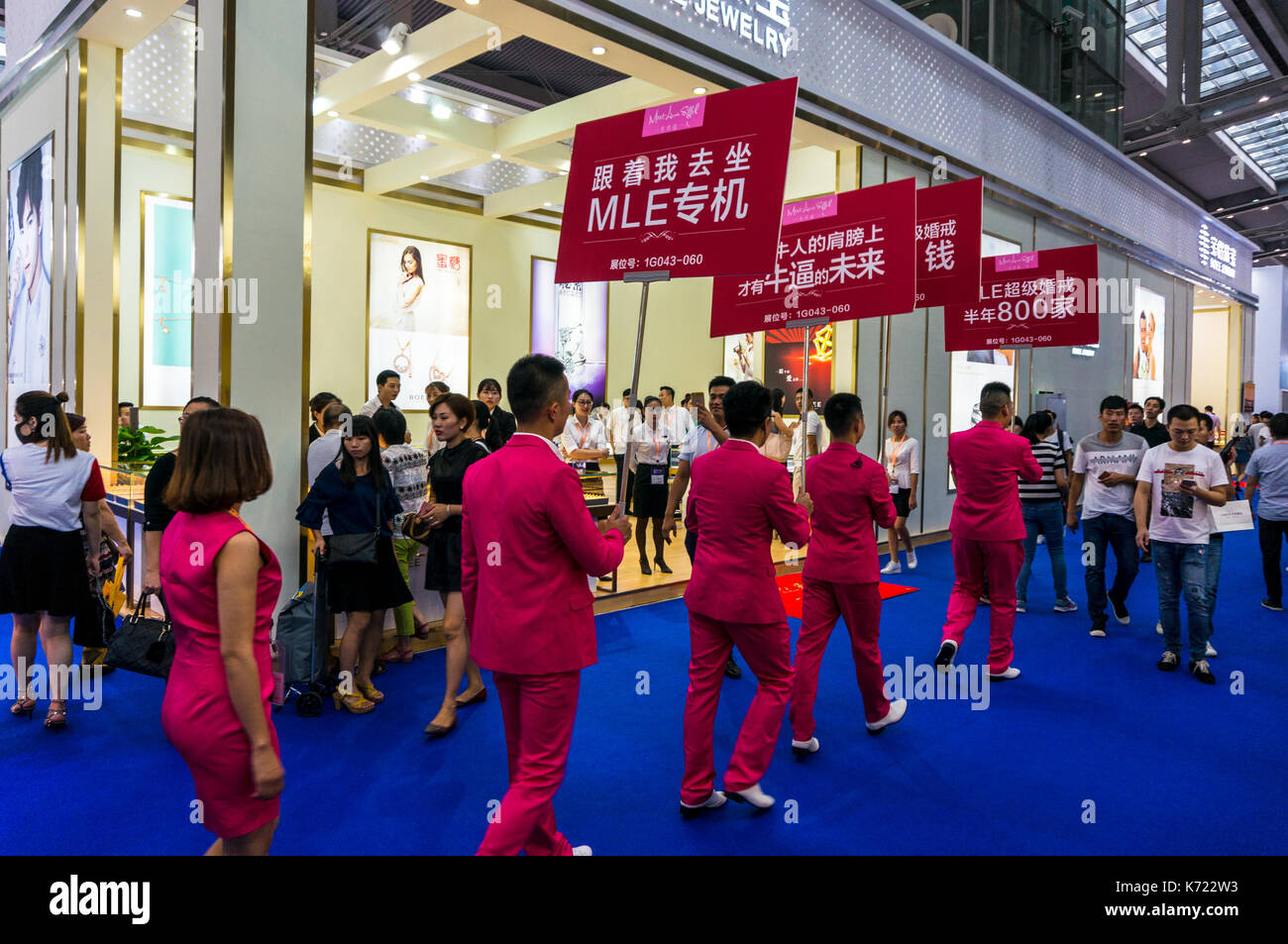 Visiteurs et exposants à Shenzhen 2017 Jewellery Fair. Banque D'Images
