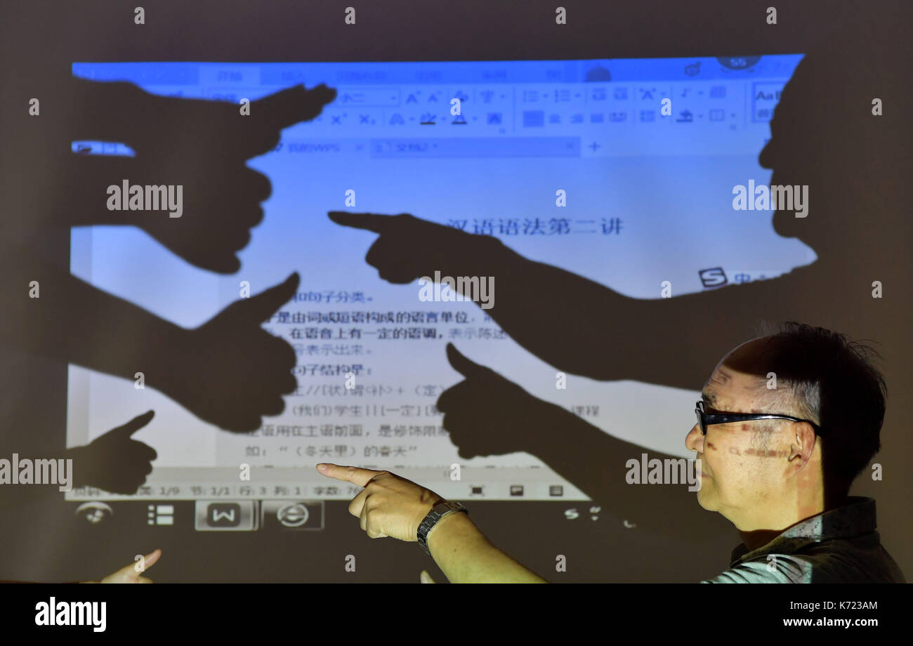 (170914) -- nanchang, sept. 14, 2017 (Xinhua) -- il xingwu enseigne aux étudiants de la langue des signes à une école spéciale à Nanchang, province de Jiangxi en Chine de l'Est, sept. 13, 2017. Les 74 ans, enseignant, il xingwu a travaillé dans l'école spéciale depuis 23 ans. Il a perdu l'audition à l'âge de huit ans en raison de l'utilisation inappropriée de médicaments. En 1994, lui et son ami a fondé l'école après sa retraite. plus de 300 à l'audition et des malentendants francophones les étudiants ont obtenu un diplôme de l'école. (Xinhua/peng zhaozhi) (zkr)(zt) Banque D'Images