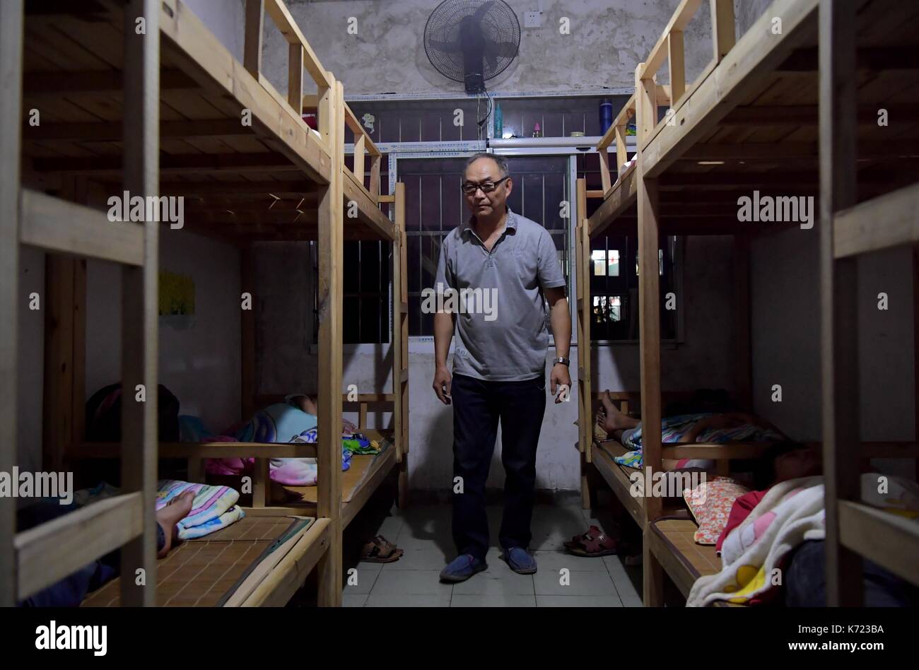 (170914) -- nanchang, sept. 14, 2017 (Xinhua) -- il xingwu prend soin de ses élèves à une école spéciale à Nanchang, province de Jiangxi en Chine de l'Est, sept. 13, 2017. Les 74 ans, enseignant, il xingwu a travaillé dans l'école spéciale depuis 23 ans. Il a perdu l'audition à l'âge de huit ans en raison de l'utilisation inappropriée de médicaments. En 1994, lui et son ami a fondé l'école après sa retraite. plus de 300 à l'audition et des malentendants francophones les étudiants ont obtenu un diplôme de l'école. (Xinhua/peng zhaozhi) (zkr)(zt) Banque D'Images