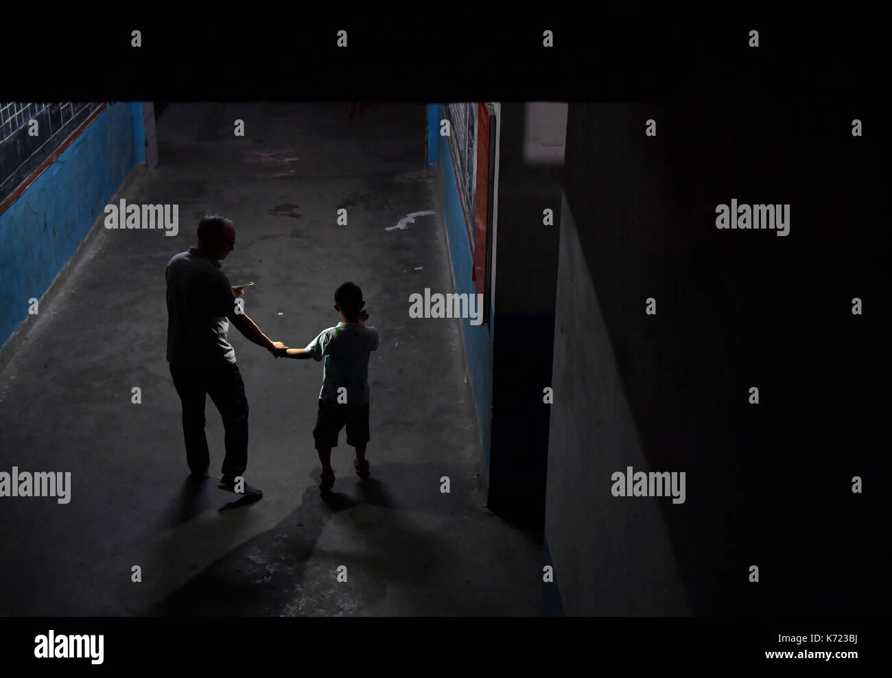 (170914) -- nanchang, sept. 14, 2017 (Xinhua) -- il guides xingwu un étudiant retour à son dortoir chez une école spéciale à Nanchang, province de Jiangxi en Chine de l'Est, sept. 13, 2017. Les 74 ans, enseignant, il xingwu a travaillé dans l'école spéciale depuis 23 ans. Il a perdu l'audition à l'âge de huit ans en raison de l'utilisation inappropriée de médicaments. En 1994, lui et son ami a fondé l'école après sa retraite. plus de 300 à l'audition et des malentendants francophones les étudiants ont obtenu un diplôme de l'école. (Xinhua/peng zhaozhi) (zkr)(zt) Banque D'Images