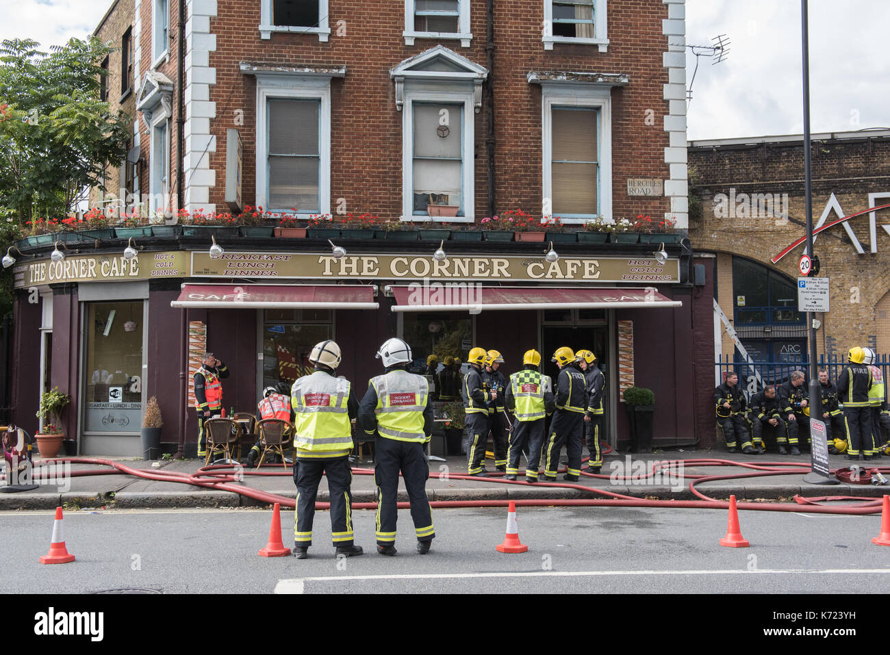 Londres, Royaume-Uni. 14Th Sep 2017. Quatre camions de pompiers et 21 pompiers et policiers ont été appelés pour un incendie dans un café à Lambeth Road à Lambeth. Une partie du sous-sol de l'immeuble de trois étages a été endommagé. La Brigade a été appelé à 1242 et l'incendie était maîtrisé à 1407. Les équipes de pompiers de Lambeth, Dowgate, Old Kent Road et Brixton les casernes de pompiers ont assisté à la scène. Crédit : Peter Manning/Alamy Live News Banque D'Images