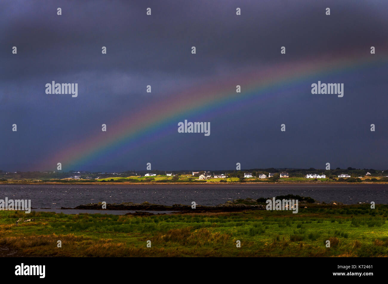 Ardara, comté de Donegal, Irlande la météo. 14 septembre 2017. Un arc-en-ciel apparaît au-dessus de la ville côtière sur la "voie" de l'Atlantique sauvages au cours d'une journée de forte pluie et vent. Crédit : Richard Wayman/Alamy Live News Banque D'Images