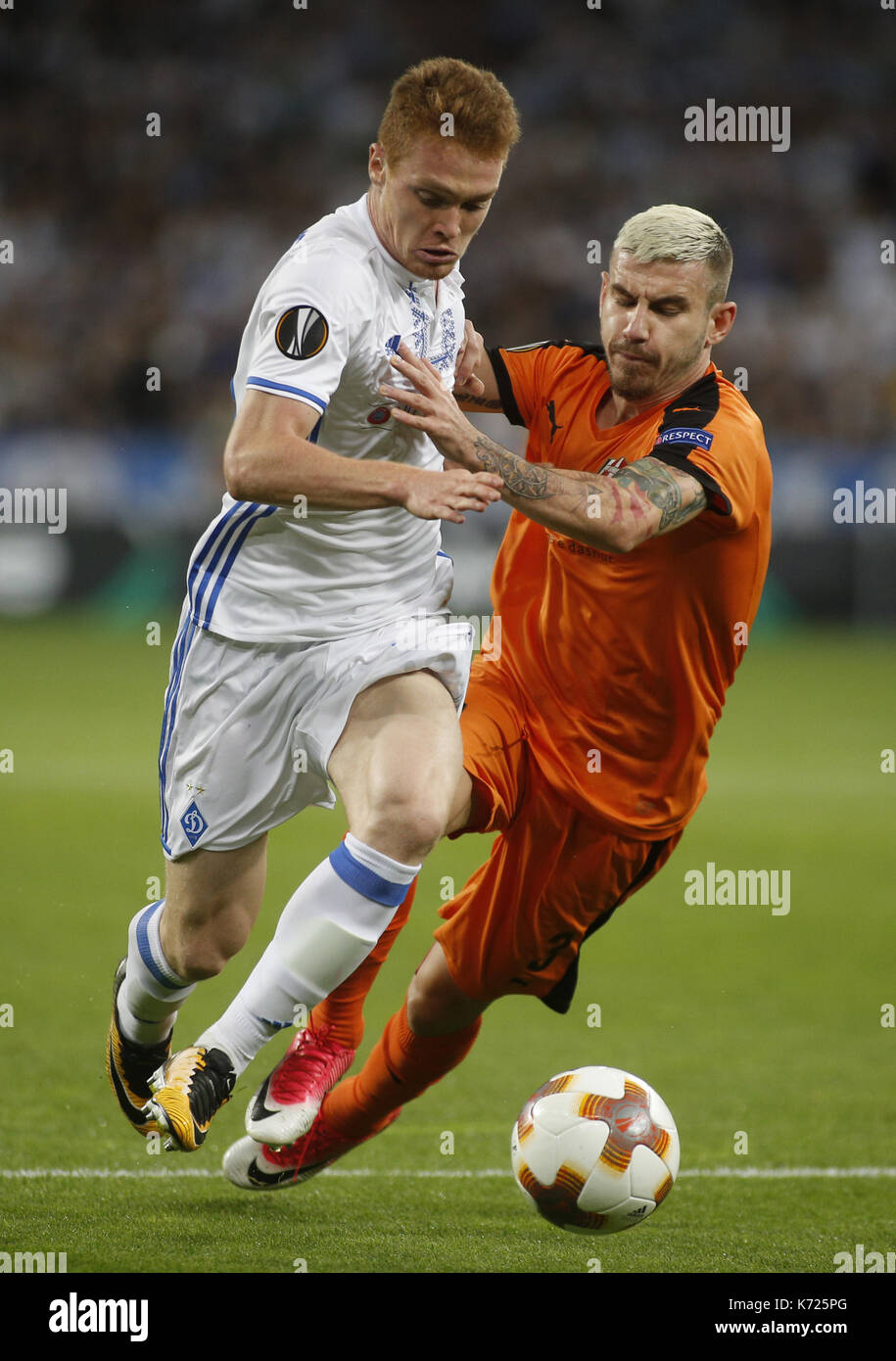 14 septembre 2017 - Viktor Tsygankov (L ) de l'EDDV Dynamo pour le bal avec Gledi Mici (R ) de Skà nderbeu« au cours de l'UEFA Europa League Groupe B match de foot entre FC Dynamo Kiev et FC SkÃ"nderbeu, à la NSK Olimpiyskyi à Kiev, Ukraine, le 14 septembre 2017. Crédit : Michel Stepanov/ZUMA/Alamy Fil Live News Banque D'Images