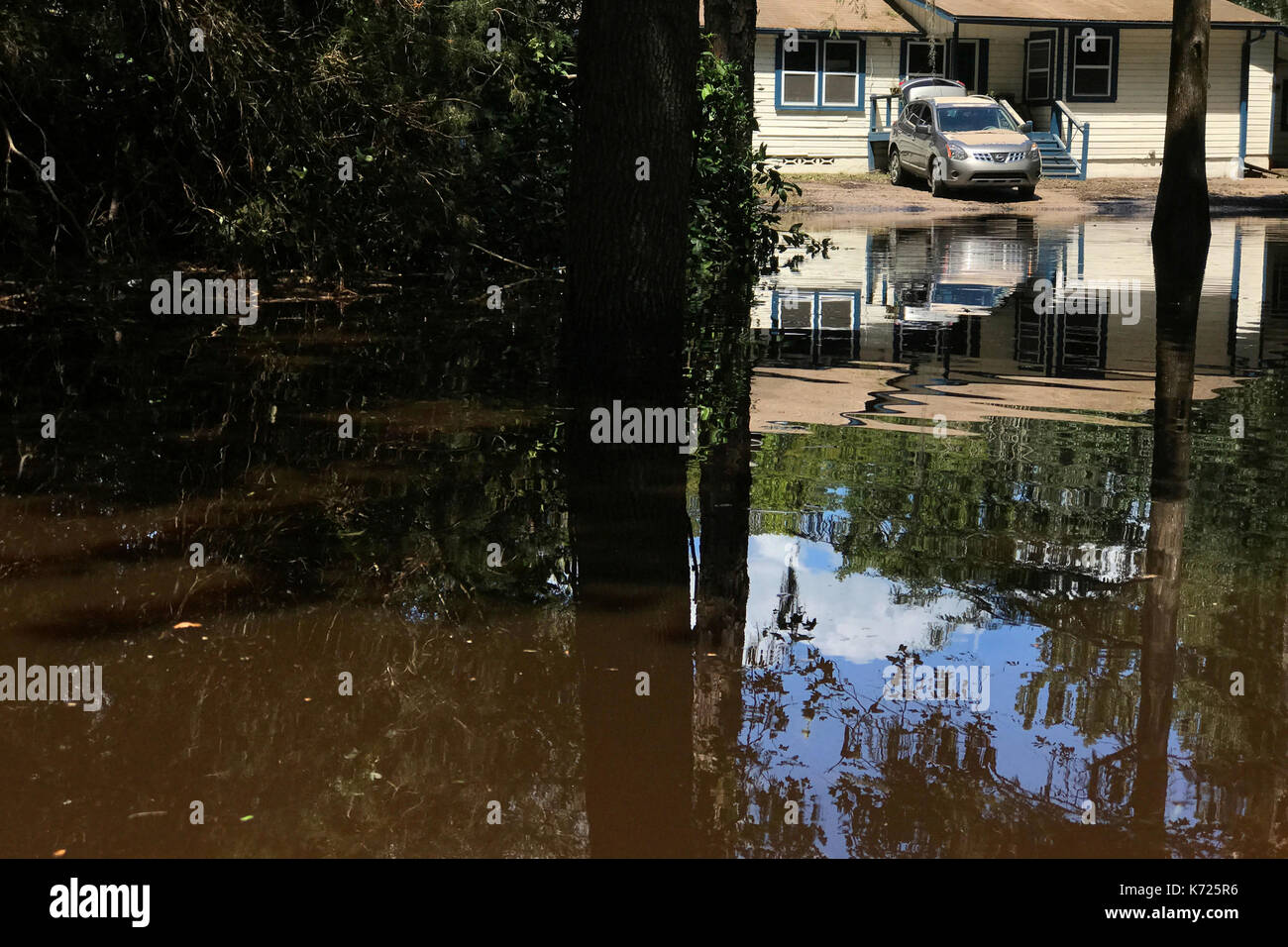 United States. 13 Sep, 2017. Un SUV, complètement immerger un jour plus tôt, est à sec sur une propriété de Middleburg, FL, le 13 septembre 2017. Les résidents du foyer près de Black Creek, comté de Clay, Floride retour à trouver des maisons submergées par les inondations historiques 28,5 pieds après l'Ouragan Irma a pris un tour inattendu et causé des dommages importants dans la région. Credit : Bastiaan Slabbers/Alamy Live News Banque D'Images