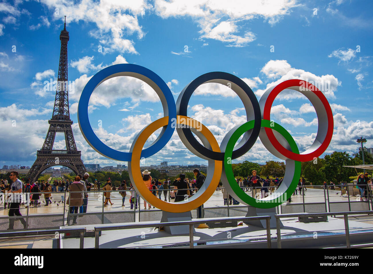 Paris 2024 : pas de drapeau olympique géant sur la Tour Eiffel en raison de  vents trop forts 