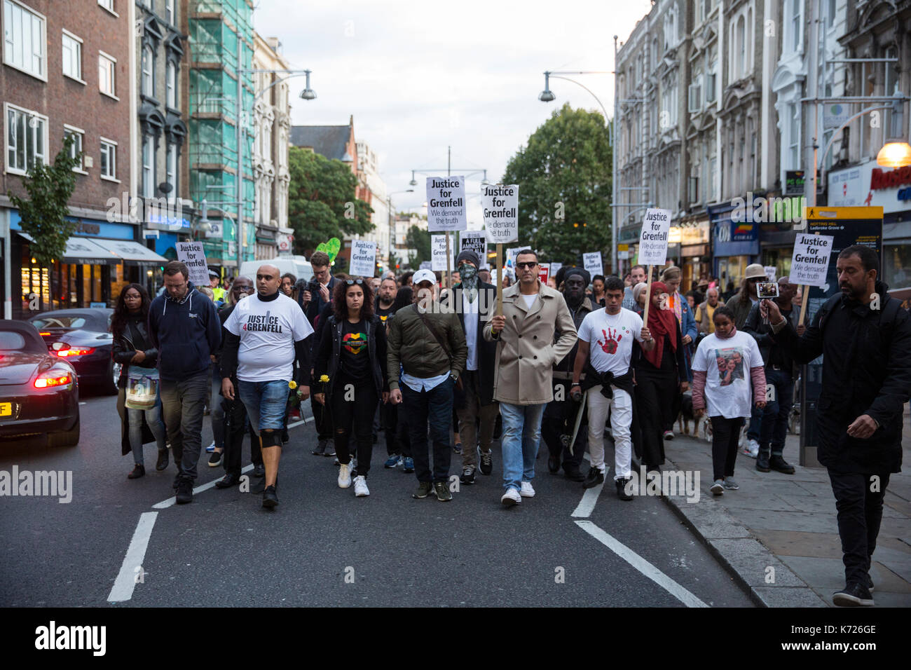 Au nord de Kensington, Londres, Royaume-Uni. 14Th sep 2017. Des centaines inscrivez-vous la marche silencieuse en solidarité avec les familles endeuillées et les résidents de la tour grenfell fire il y a 3 mois le 14 juin. La marche silencieuse a lieu le 14 de chaque mois pour payer égards. aujourd'hui, Mars est aussi le jour de l'ouverture de la tour de grenfell fire enquête publique. 14 septembre 2017. crédit : zute lightfoot/Alamy live news Banque D'Images