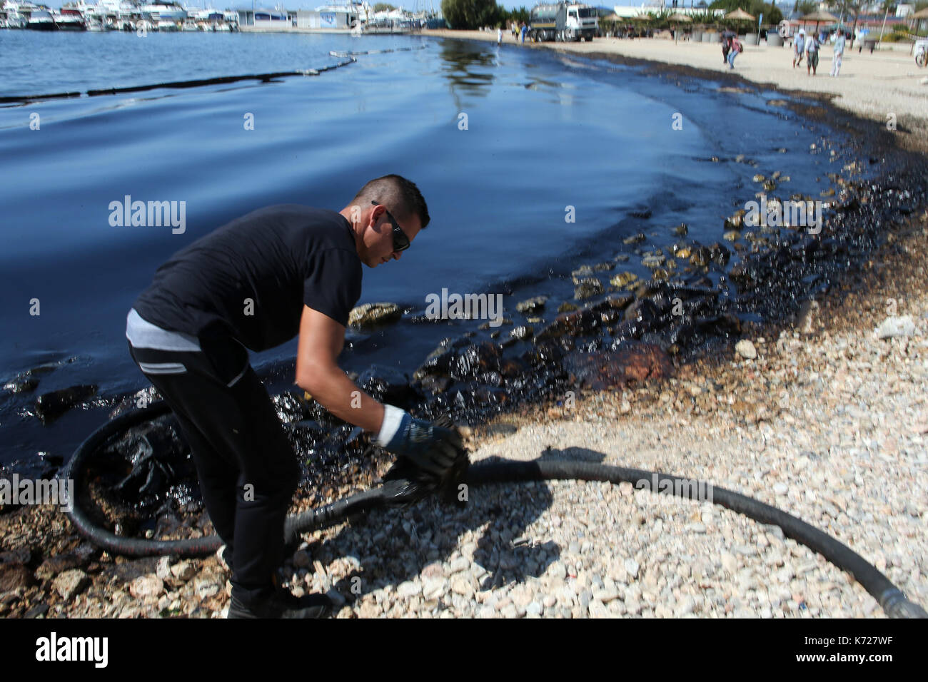 (170914) -- Athènes, sept. 14, 2017 (Xinhua) -- un membre d'équipage prend part à une opération de nettoyage du déversement de pétrole les rives de Glyfada, au sud-est une banlieue d'Athènes, capitale de la Grèce, sur sept. 14, 2017. L'une des grandes opérations de nettoyage qui était en cours jeudi pour traiter un déversement de pétrole qui s'est étendu sur une grande surface du golfe de saros dureront pendant environ trois semaines, la marine grecque ministre panagiotis kouroumblis a dit à une conférence de presse. La crise de l'environnement a éclaté le dimanche après le naufrage du pétrolier "petite agia zoni ii' transportant environ 2 500 tonnes de pétrole, qui a été un Banque D'Images