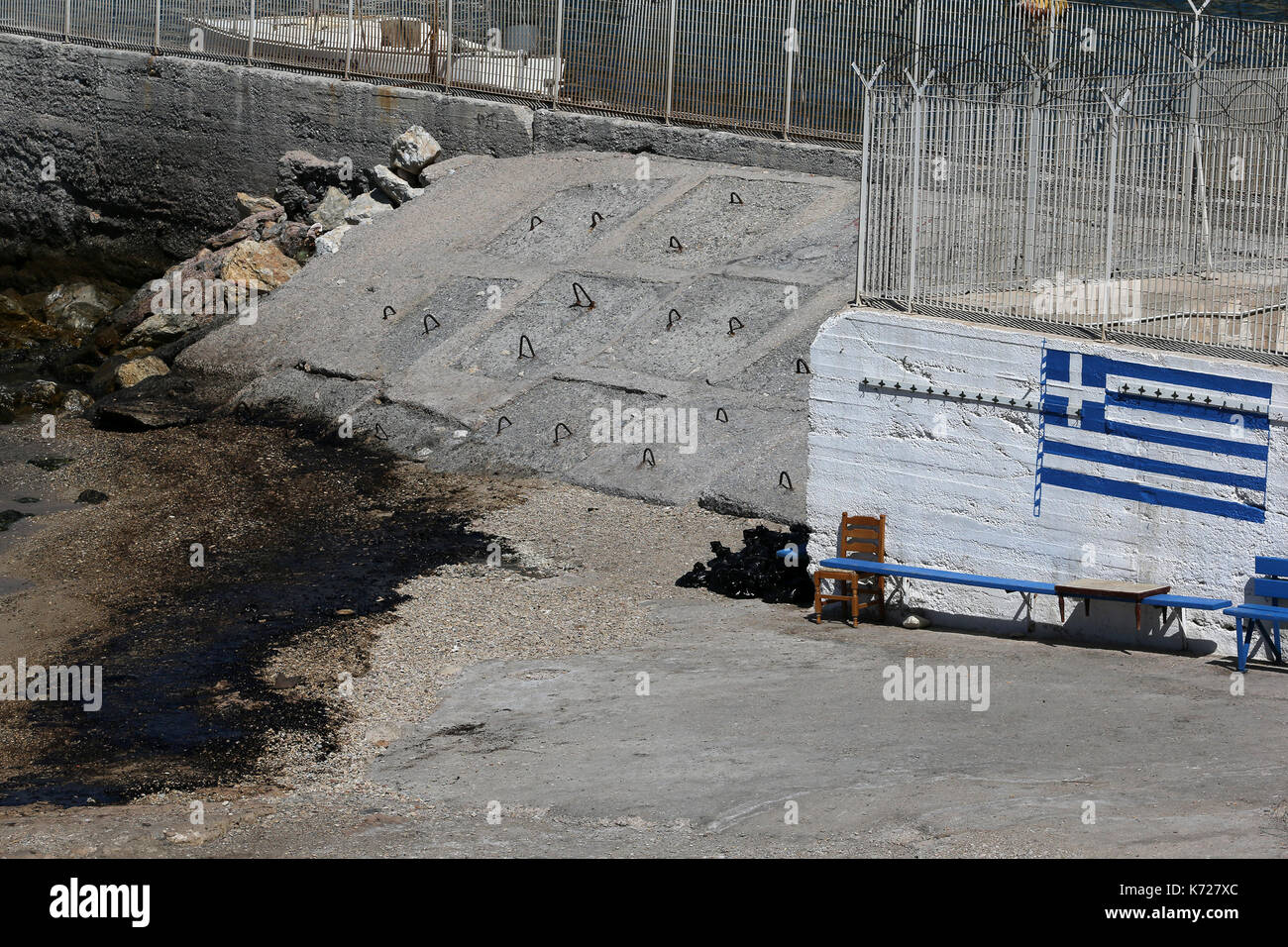 (170914) -- Athènes, sept. 14, 2017 (Xinhua) -- les dommages causés par le déversement de pétrole est vu de la rive sud-est du Pirée, une banlieue d'Athènes, capitale de la Grèce, sur sept. 14, 2017. L'une des grandes opérations de nettoyage qui était en cours jeudi pour traiter un déversement de pétrole qui s'est étendu sur une grande surface du golfe de saros dureront pendant environ trois semaines, la marine grecque ministre panagiotis kouroumblis a dit à une conférence de presse. La crise de l'environnement a éclaté le dimanche après le naufrage du pétrolier "petite agia zoni ii' transportant environ 2 500 tonnes de pétrole, qui était ancré au large de l'île de Salamina Banque D'Images