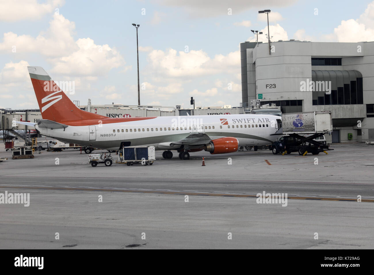 L'avion Swift Air est vu à l'aéroport international de Miami en Floride ce jeudi 14. (PHOTO: WILLIAM VOLCOV/BRÉSIL PHOTO PRESSE) Banque D'Images