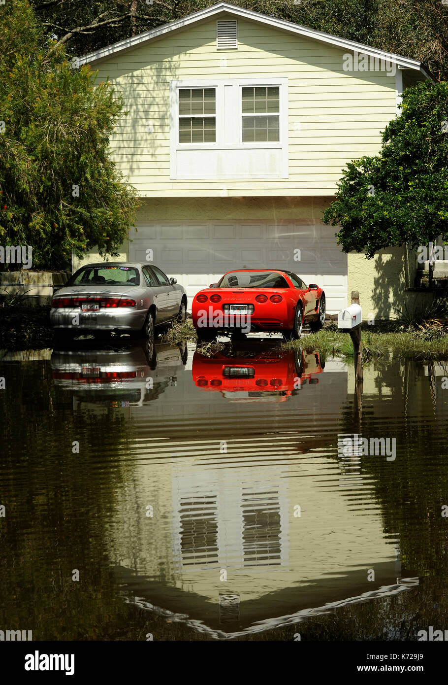 Altamonte Springs, États-Unis. Sep 14, 2017 14 septembre, 2017.- d'Altamonte Springs, Florida, United States - une maison et voitures sont vue reflétée dans les eaux de crue dans la rue dans le quartier des chênes de printemps d'Altamonte Springs, en Floride le 14 septembre 2017. Les travailleurs d'urgence neufs et les camions de sauver plus de 50 résidents, le 11 septembre 2017, lorsque l'eau de la petite rivière à proximité wekiva inondé leurs foyers à la suite de l'ouragan irma. crédit : Paul Hennessy/Alamy live news Banque D'Images
