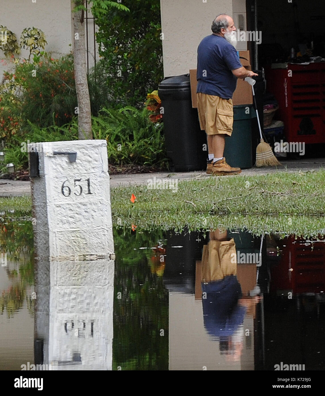 Altamonte Springs, États-Unis. Sep 14, 2017 14 septembre, 2017.- d'Altamonte Springs, Floride, États-Unis - un homme et sa boîte aux lettres sont vue reflétée dans les eaux de crue dans la rue dans le quartier des chênes de printemps d'Altamonte Springs, en Floride le 14 septembre 2017. Les travailleurs d'urgence neufs et les camions de sauver plus de 50 résidents, le 11 septembre 2017, lorsque l'eau de la petite rivière à proximité wekiva inondé leurs foyers à la suite de l'ouragan irma. crédit : Paul Hennessy/Alamy live news Banque D'Images
