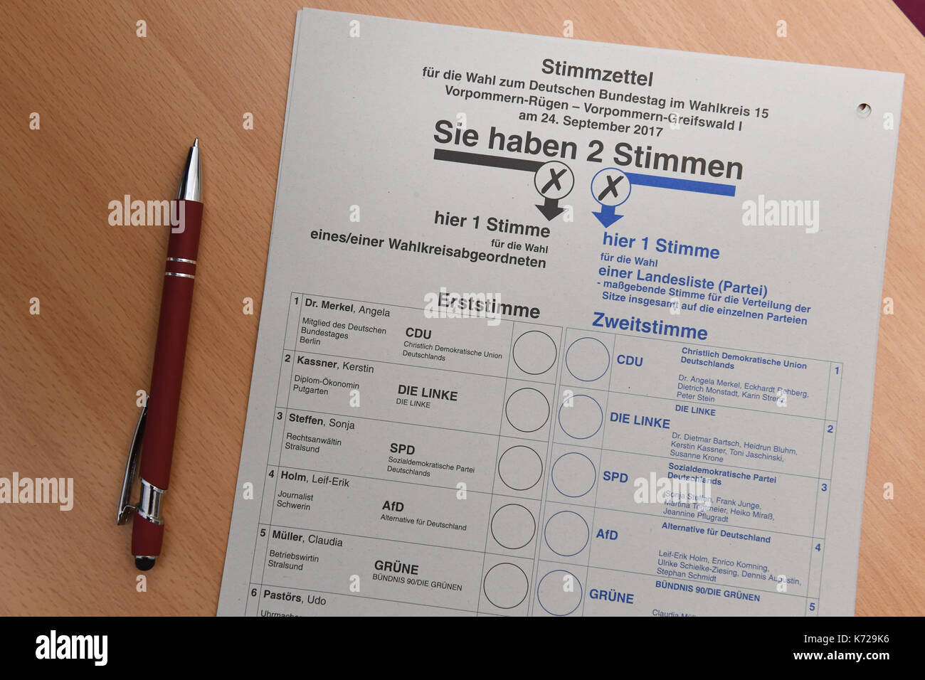 Stralsund, Allemagne. 14Th sep 2017. illustration - un bulletin qui se trouve sur une table à Stralsund, Allemagne, 14 septembre 2017. La chancelière allemande Angela Merkel (CDU) a représenté stralsund au parlement allemand depuis 1990. photo : Stefan sauer/dpa-zentralbild/dpa/Alamy live news Banque D'Images