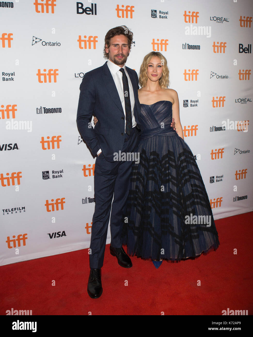 Toronto, Canada. 14Th sep 2017. L'actrice Sarah gadon et l'acteur Edward Holcroft posent pour des photos lors de la première mondiale du film 'Alias' grâce au théâtre Elgin au cours de la 2017 Toronto International Film Festival de Toronto, Canada, sept. 14, 2017. crédit : zou zheng/Xinhua/Alamy live news Banque D'Images