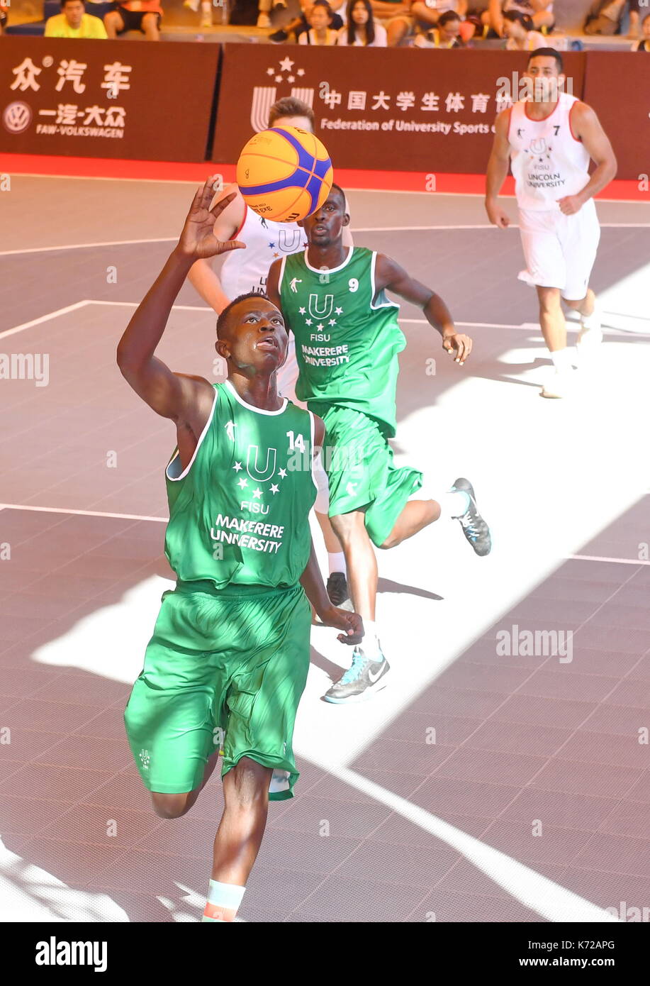 Xiamen, Chine, province du Fujian. 14Th sep 2017. awill bazil (avant) de l'Université Makerere d'Ouganda va au panier pendant le 3x3 de la FISU University Ligue-2017 finale entre l'université Lincoln de la Nouvelle-Zélande et de l'université de Makerere en Ouganda, au Kenya, le sud-est de la province de Fujian en Chine, sept. 14, 2017. crédit : lin shanchuan/Xinhua/Alamy live news Banque D'Images