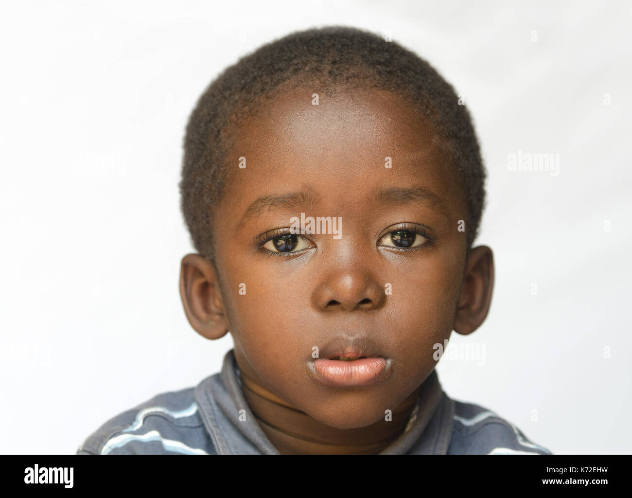 Close-up of African boy est un peu triste, en colère et pleine de désespoir Banque D'Images