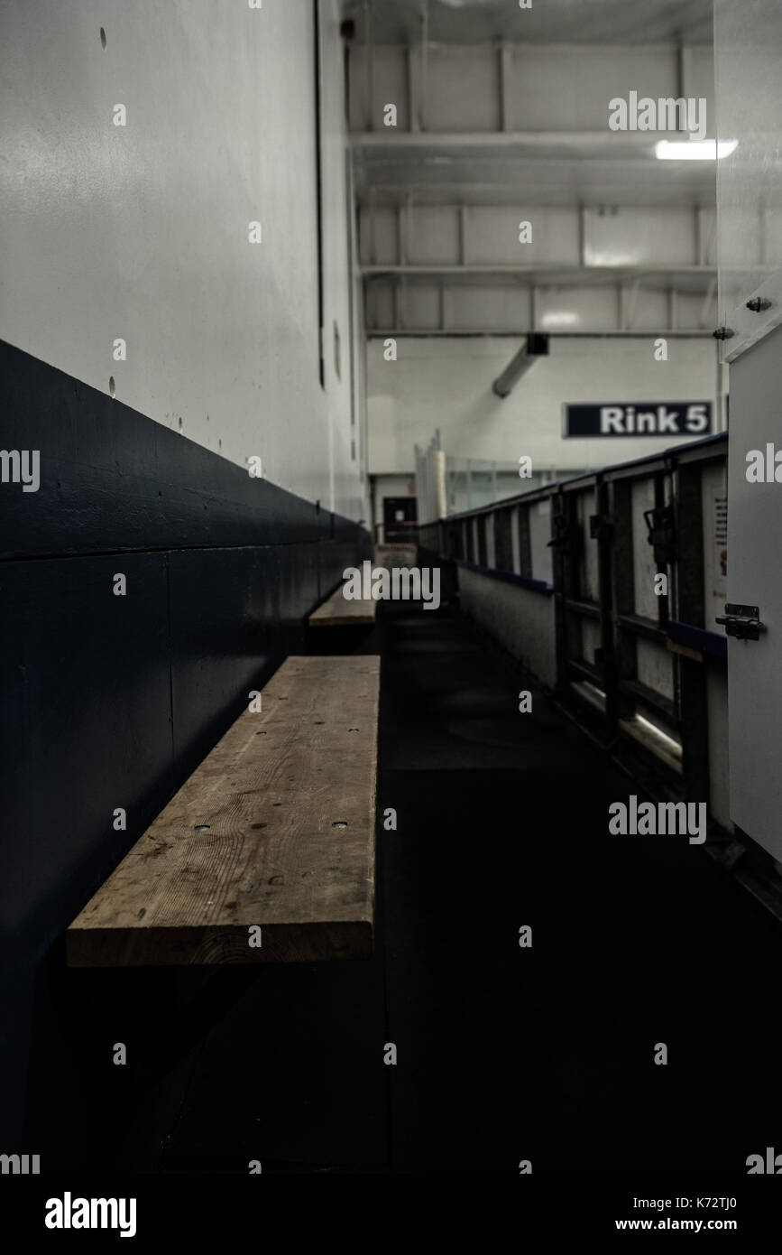 Sièges vides à la patinoire de hockey sur glace dans le corridor Banque D'Images