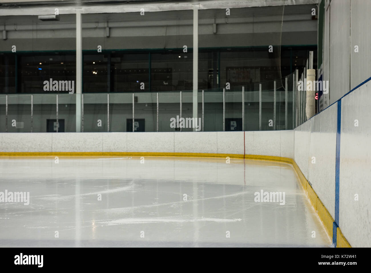Corner à la patinoire de hockey sur glace vide Banque D'Images