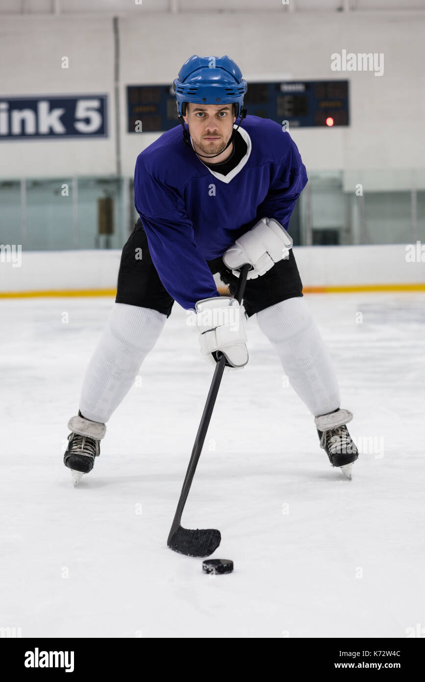 Portrait de joueur pratiquant le hockey sur glace à la patinoire Banque D'Images