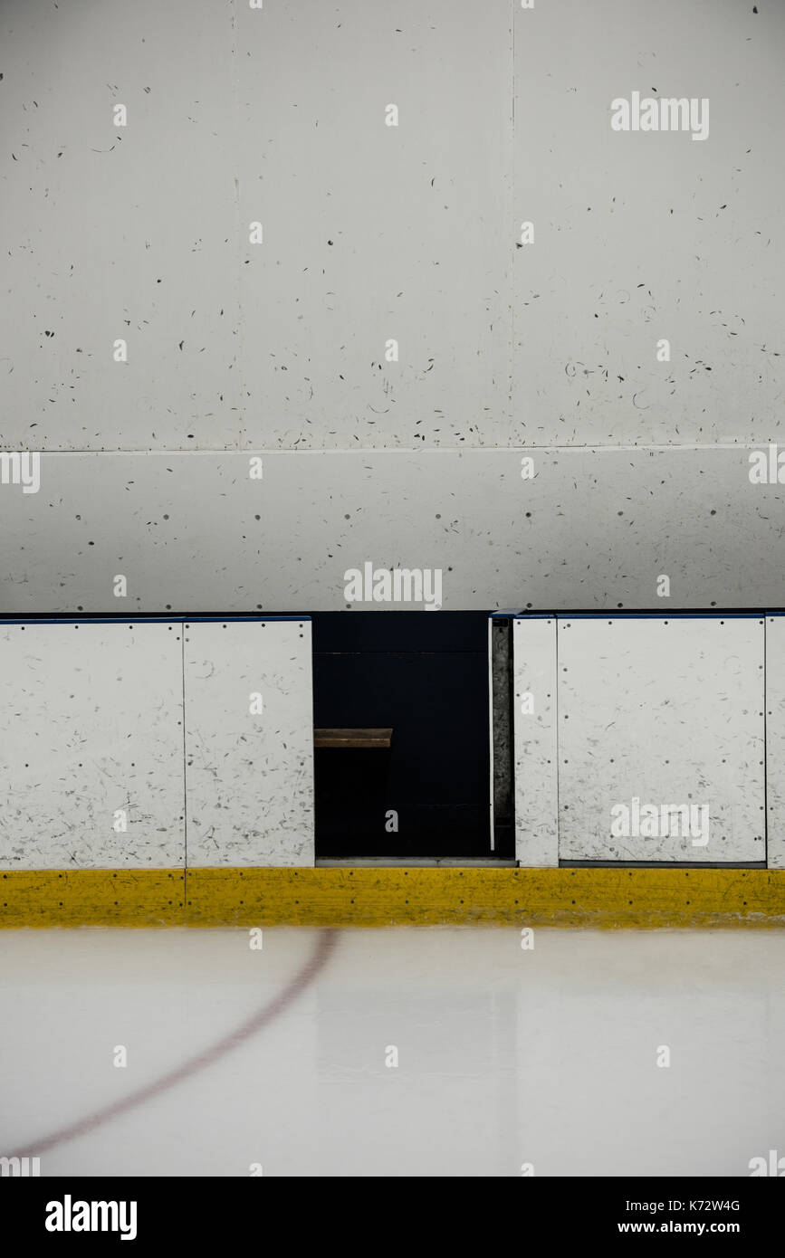 Dans l'écart au mur blanc patinoire de hockey sur glace Banque D'Images