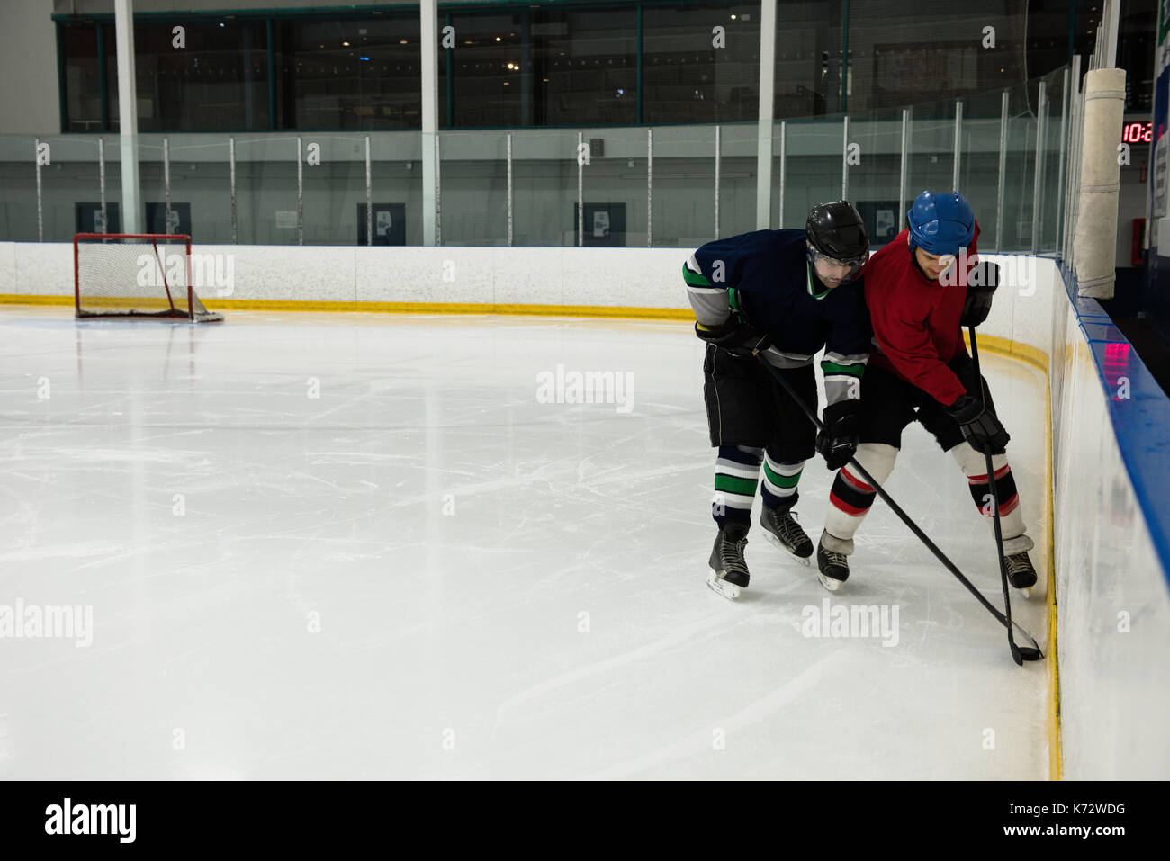 Les joueurs masculins dans les vêtements de sport à jouer au hockey sur glace rink Banque D'Images